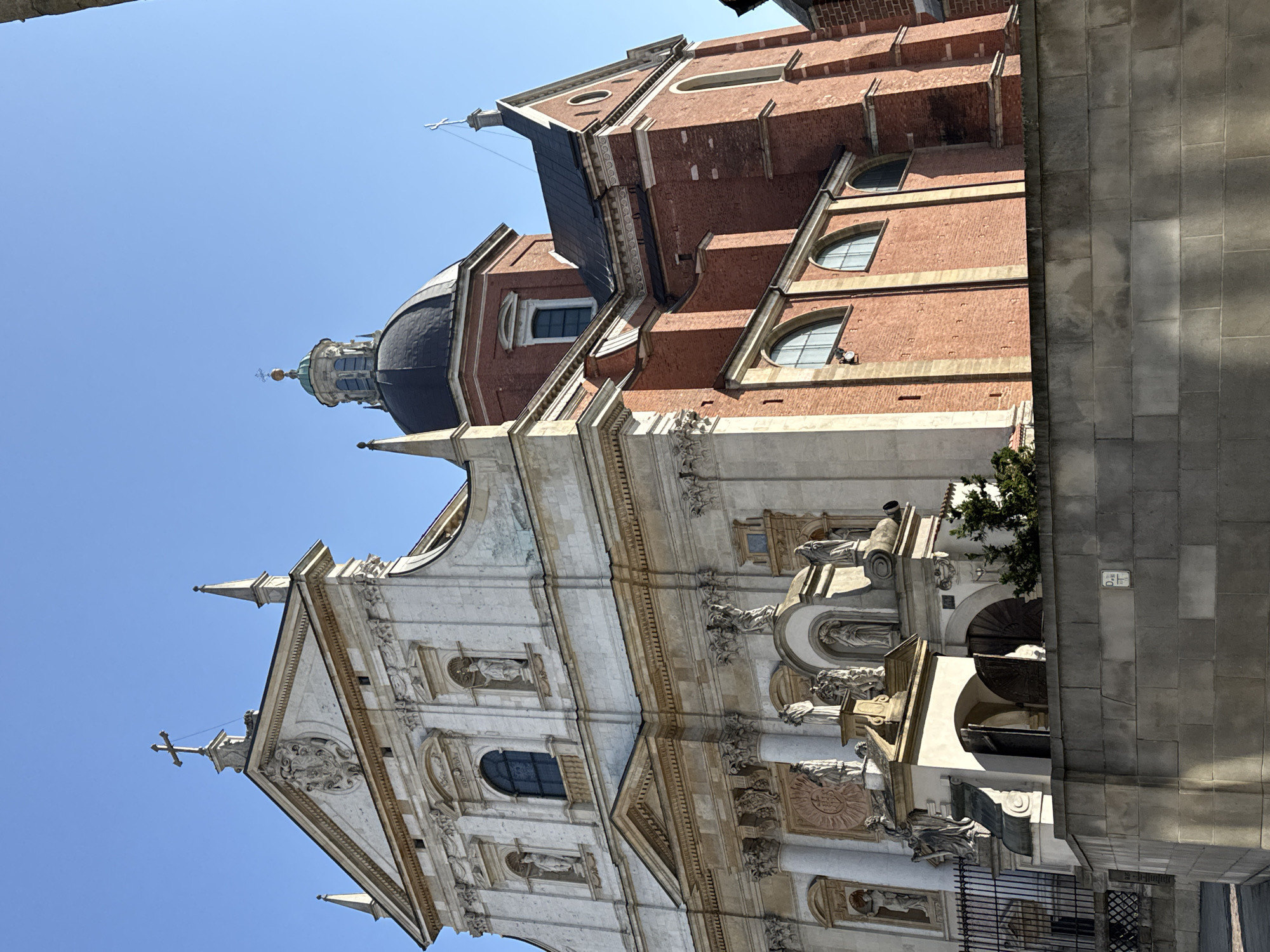 Tourist captures Krakow's historic churches and castle within seconds