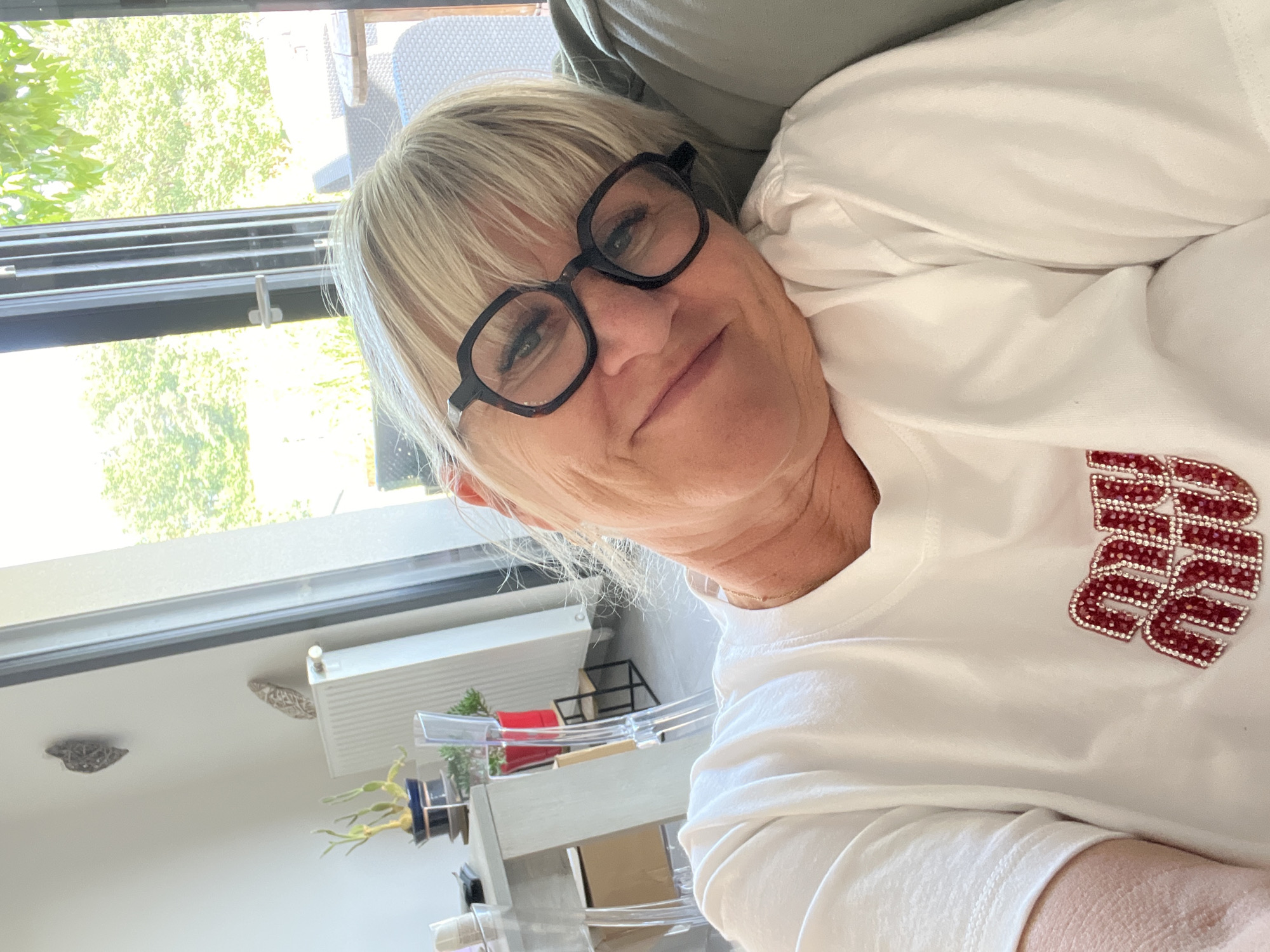 Selfie break on couch in Chambœuf living room