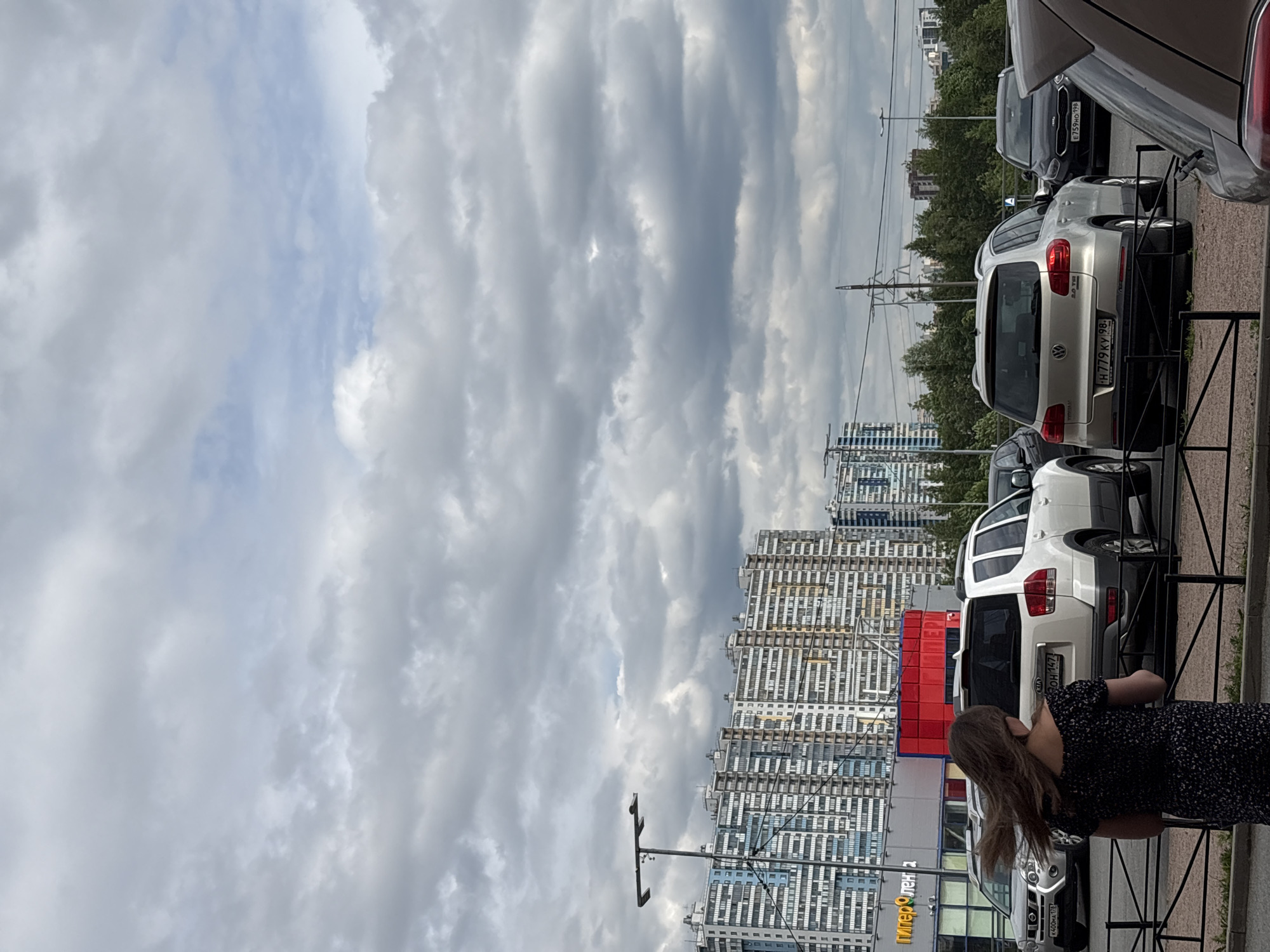 Ordinary moments documented across Saint Petersburg during cloudy afternoon