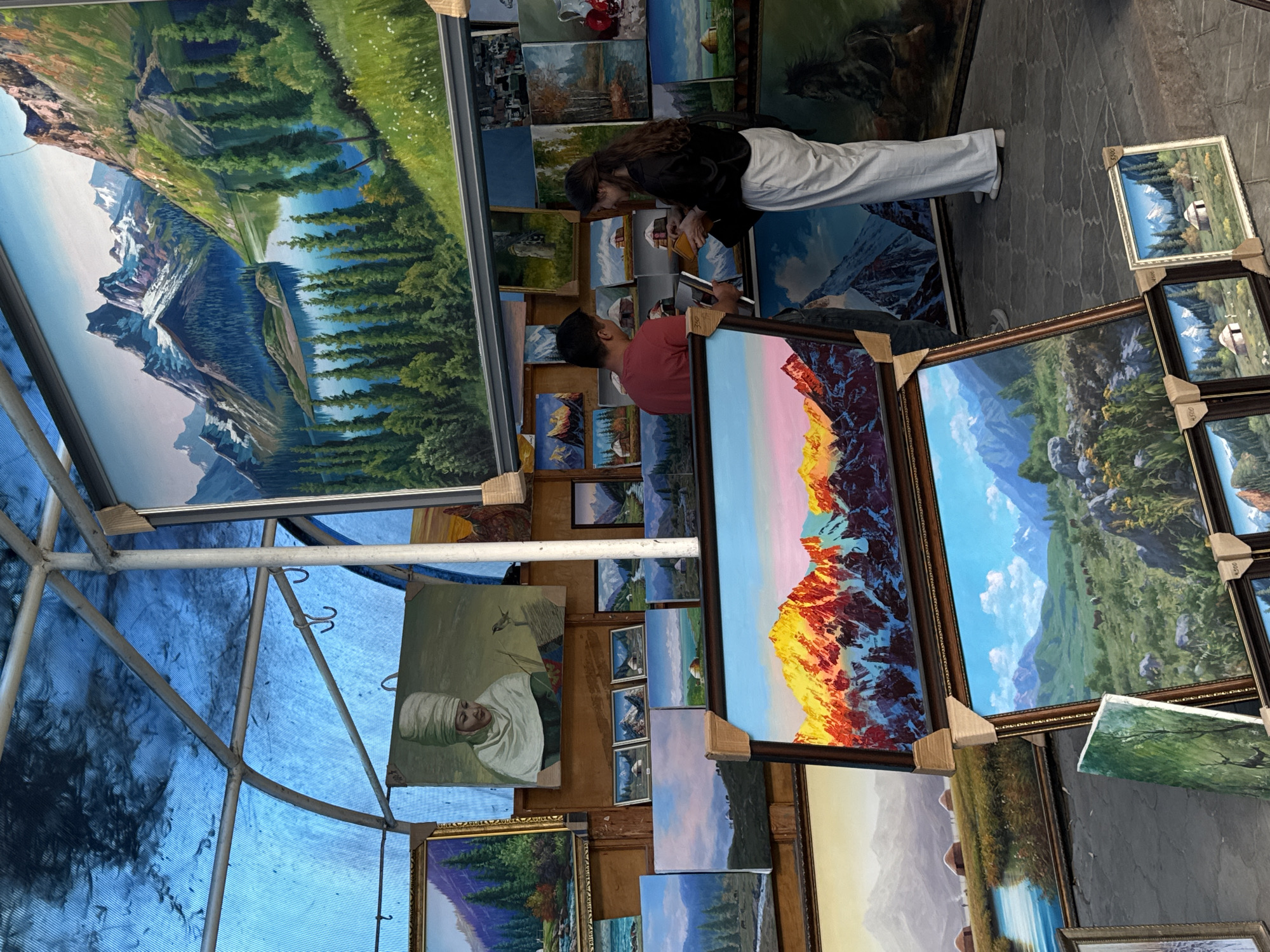 Art market draws browsers in Bishkek City
