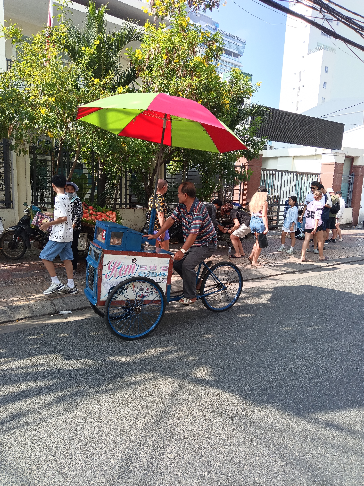 Street life and cafe time in Nha Trang on a Sunday morning