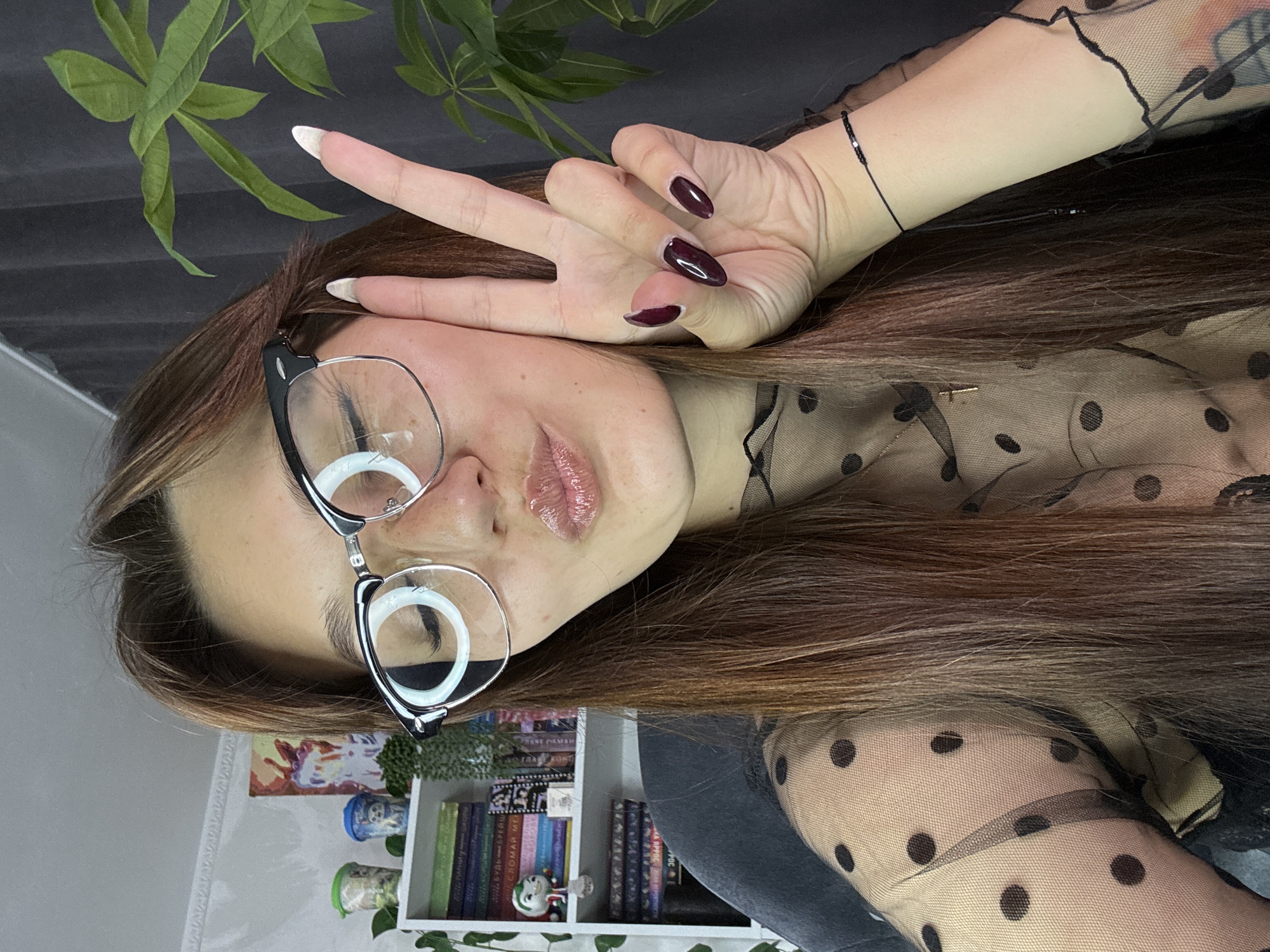 Casual home session: selfies, a sleepy cat, and Novokuznetsk at night