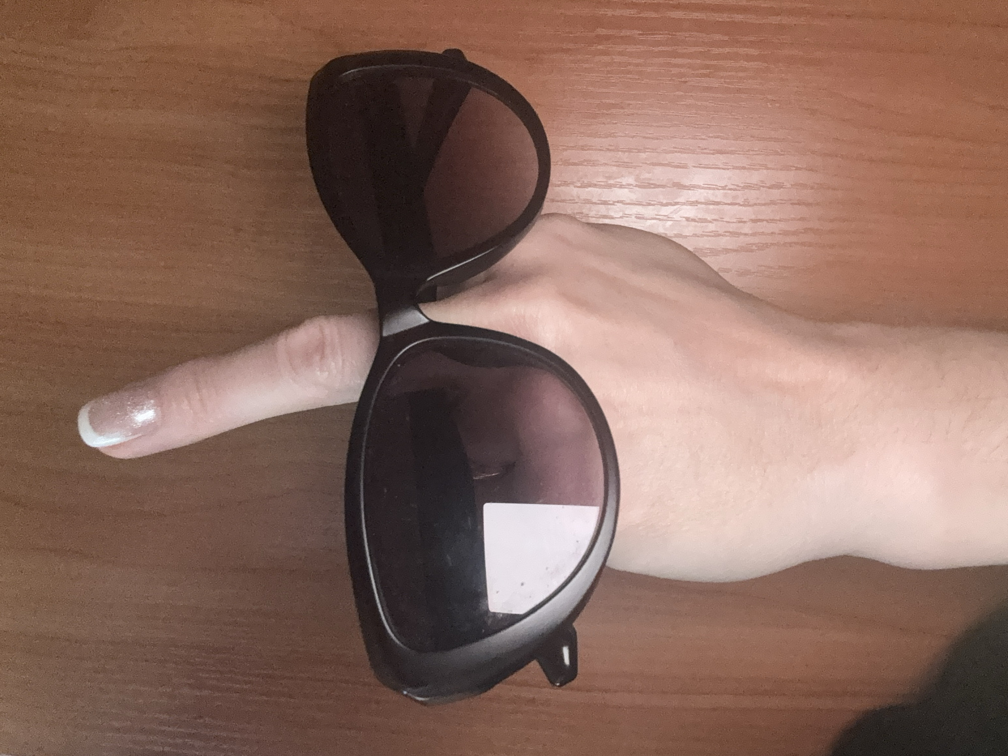 Early morning eyewear display documented in Tashkent