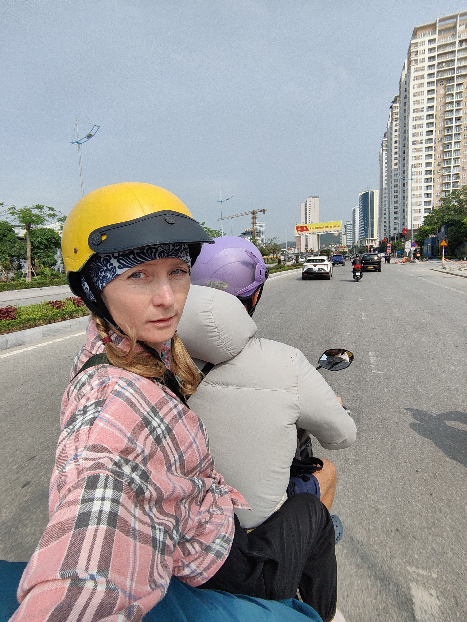 Late-night motorbike traffic observed in Bai Chay Ward, Vietnam