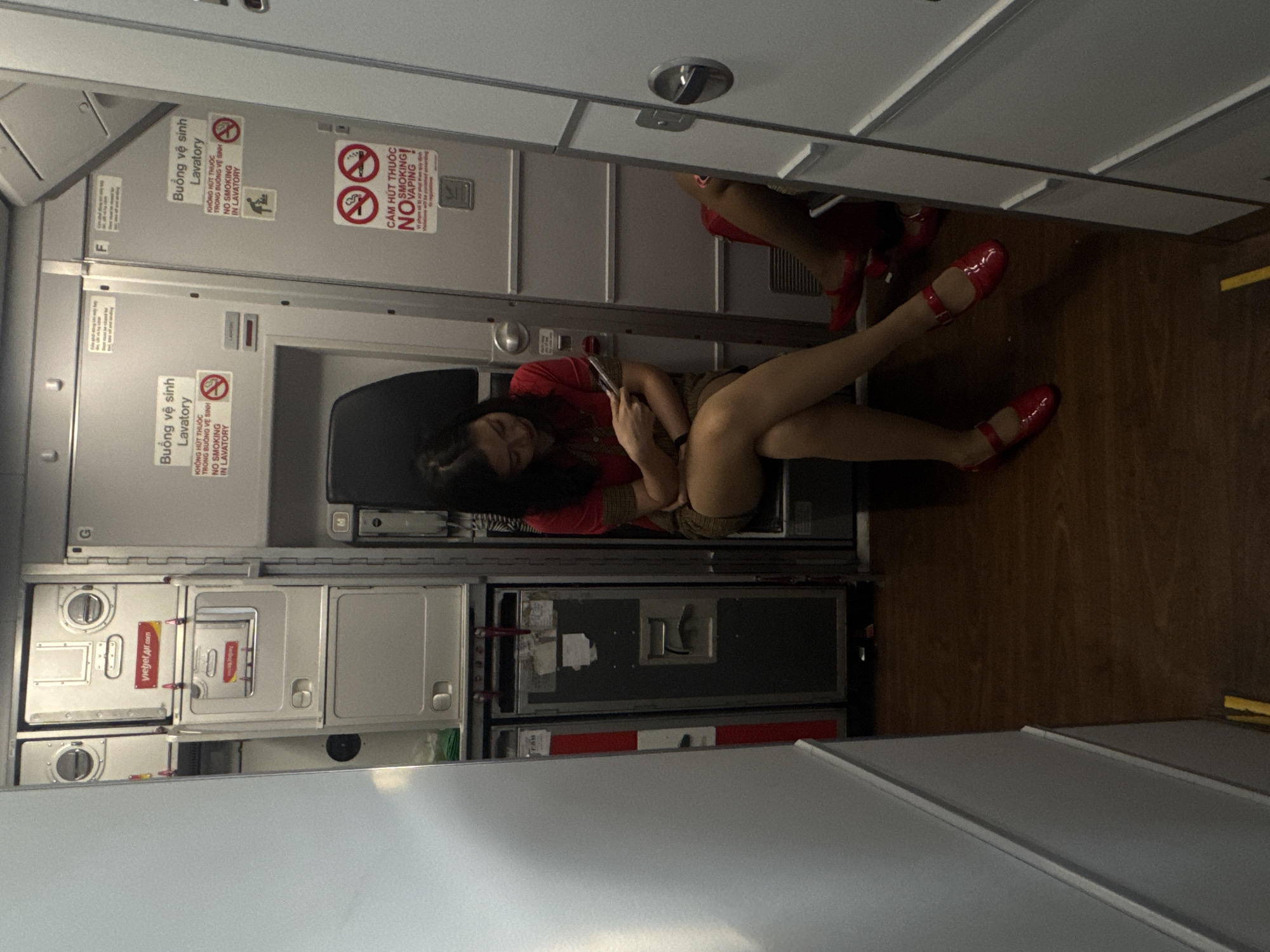 Vietjet passenger documents routine flight scenes at Đà Nẵng airport
