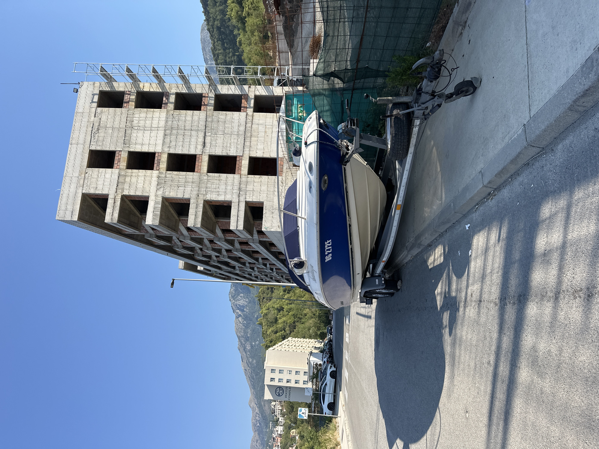 Roadside stop in Boreti: boats, cars, and a quick selfie