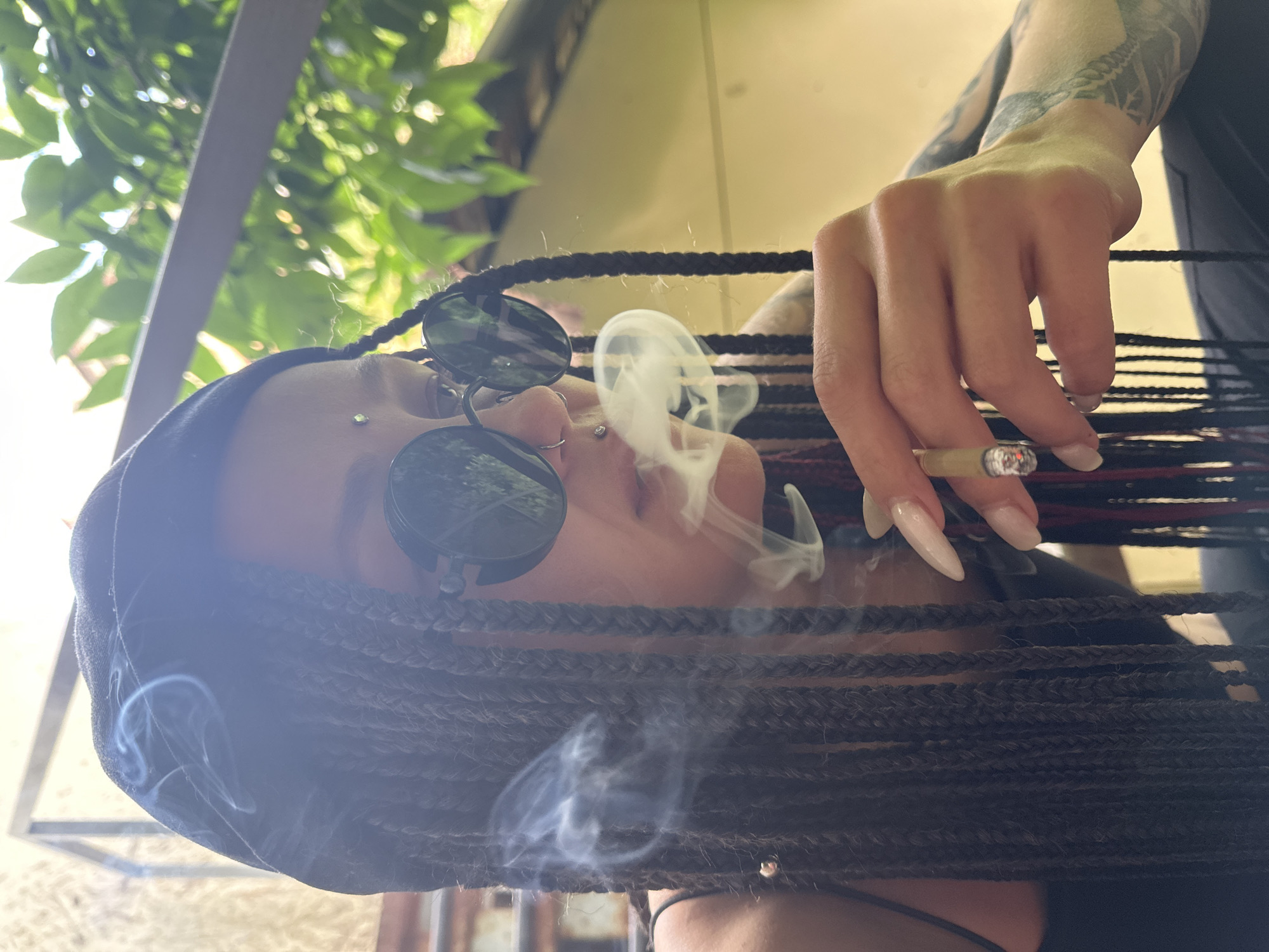 Saratov hangout centered around braiding, styling, and chill vibes