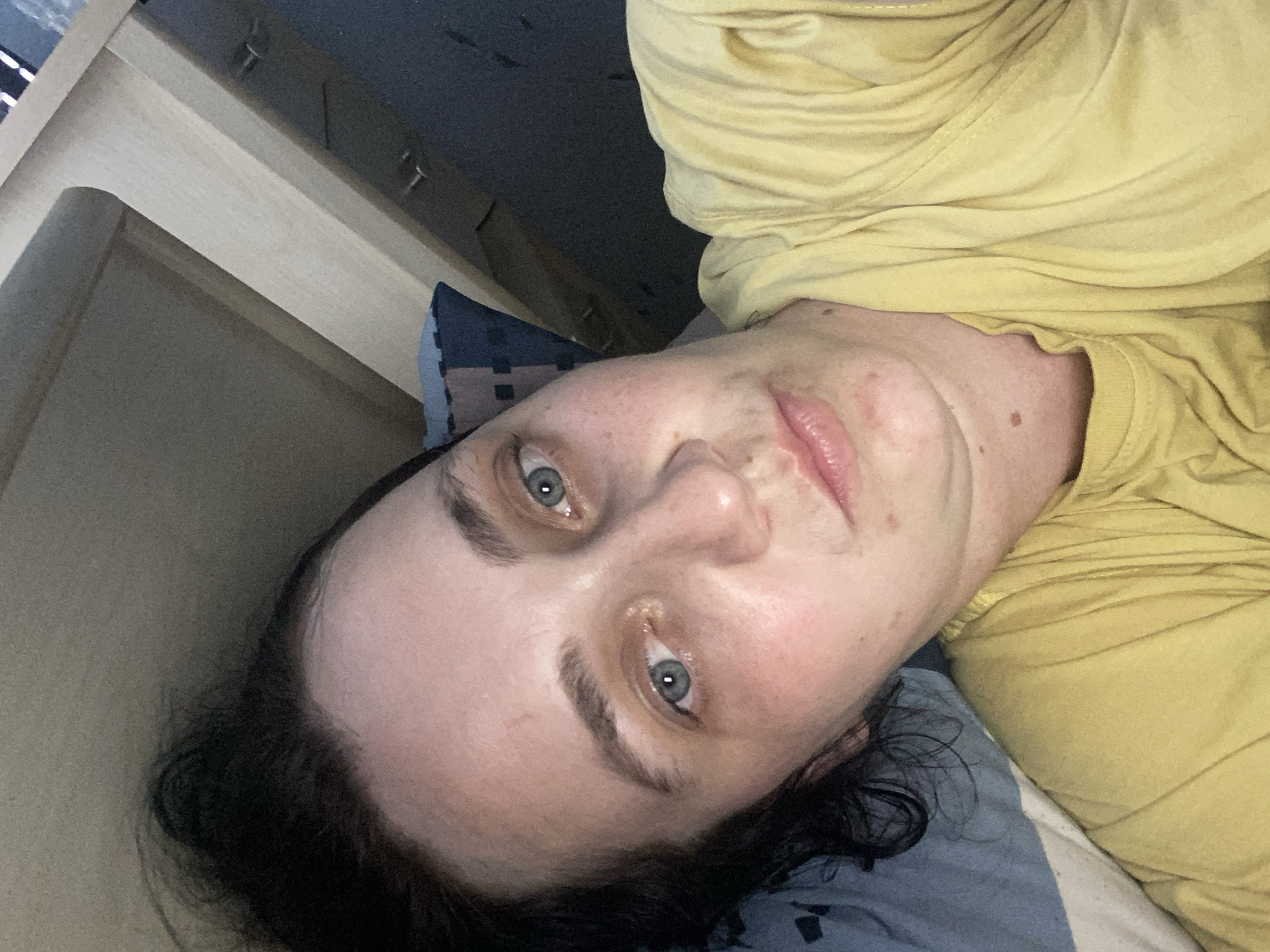 Relaxed bedroom selfie session in yellow over an afternoon