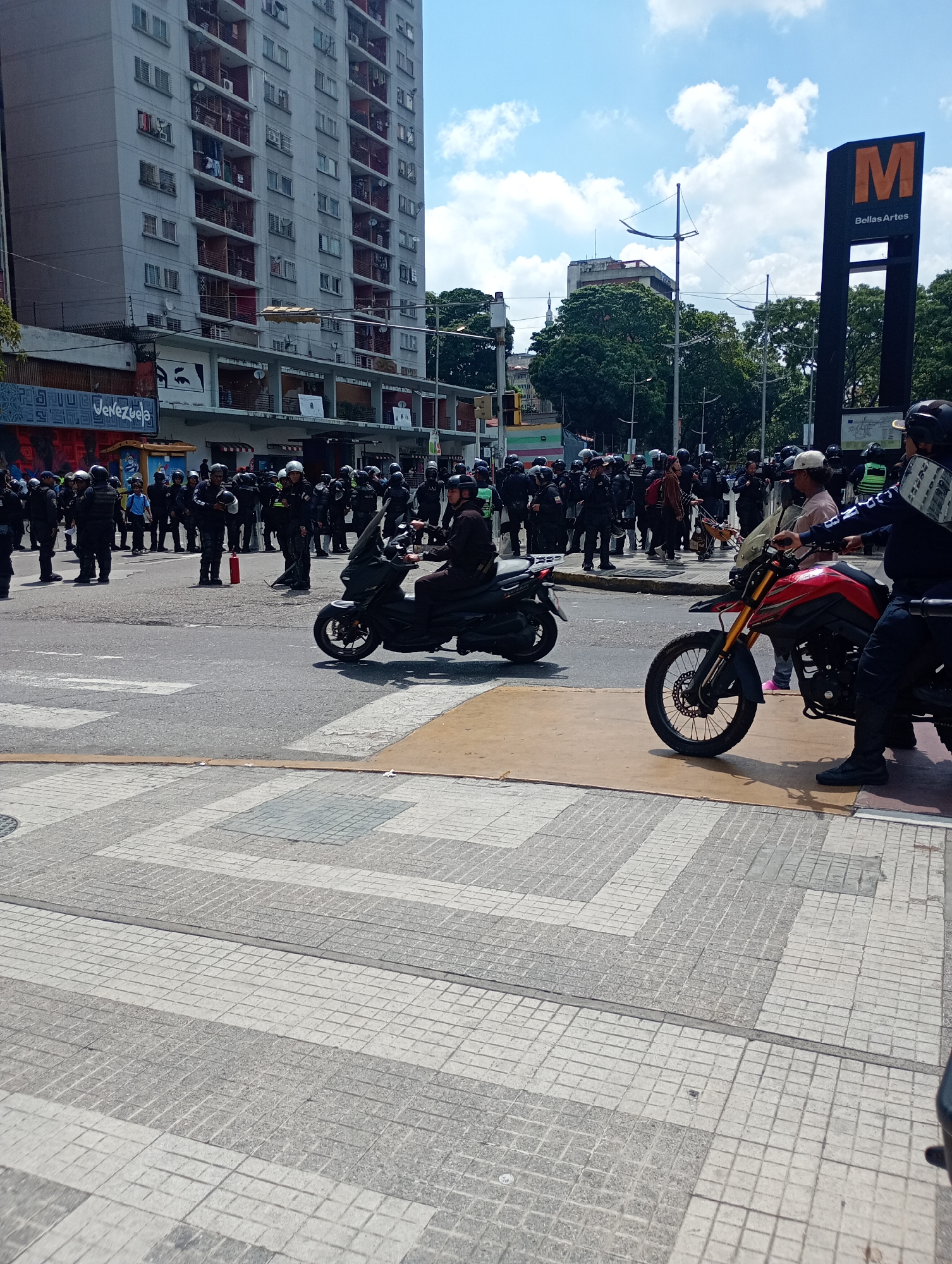Large police deployment documented on Caracas streets