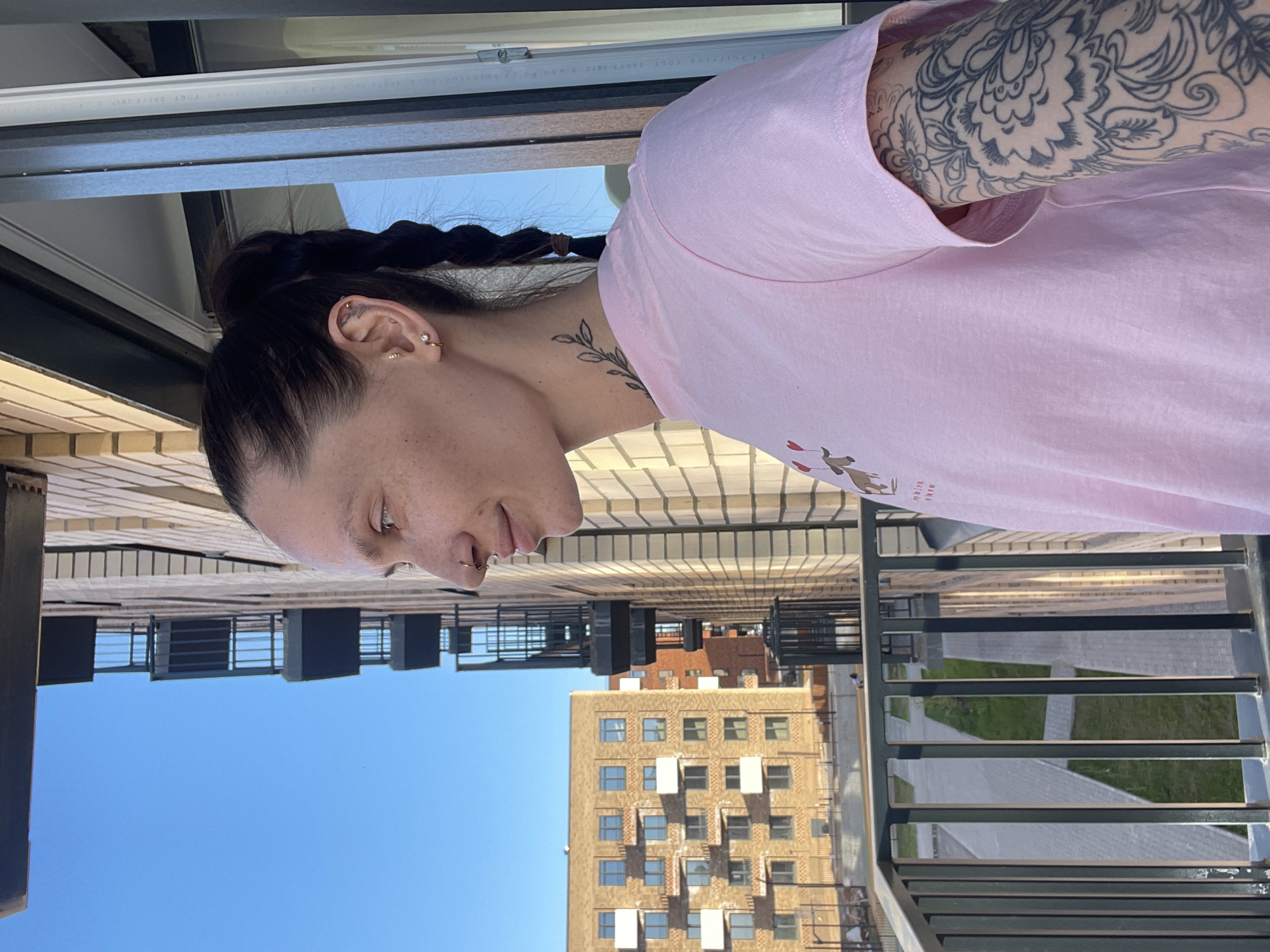 Person in pink shirt spotted on Izhevsk balcony