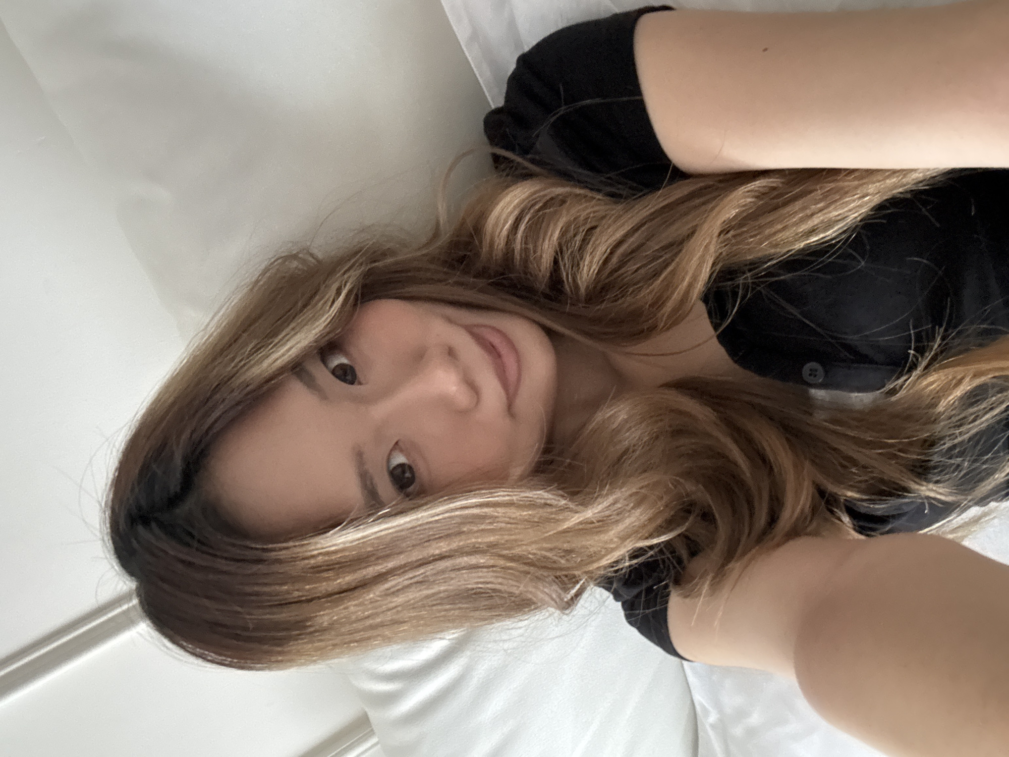 Woman takes morning selfies in Yuzhong District indoor location