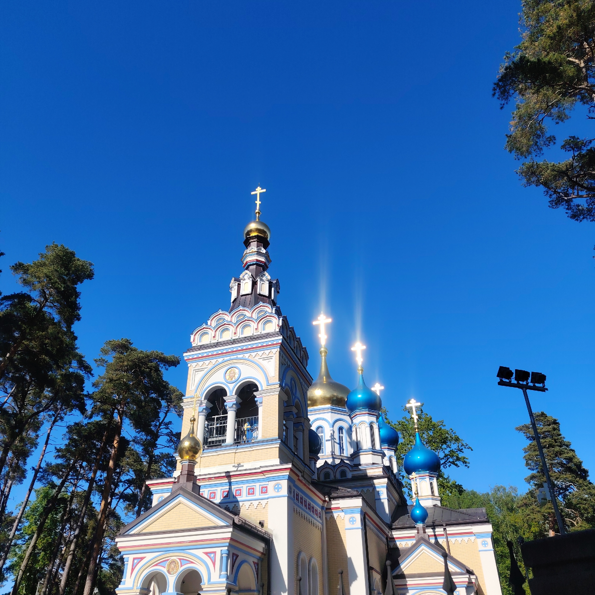 Tourist documents afternoon walk through Jūrmala's landmarks and streets