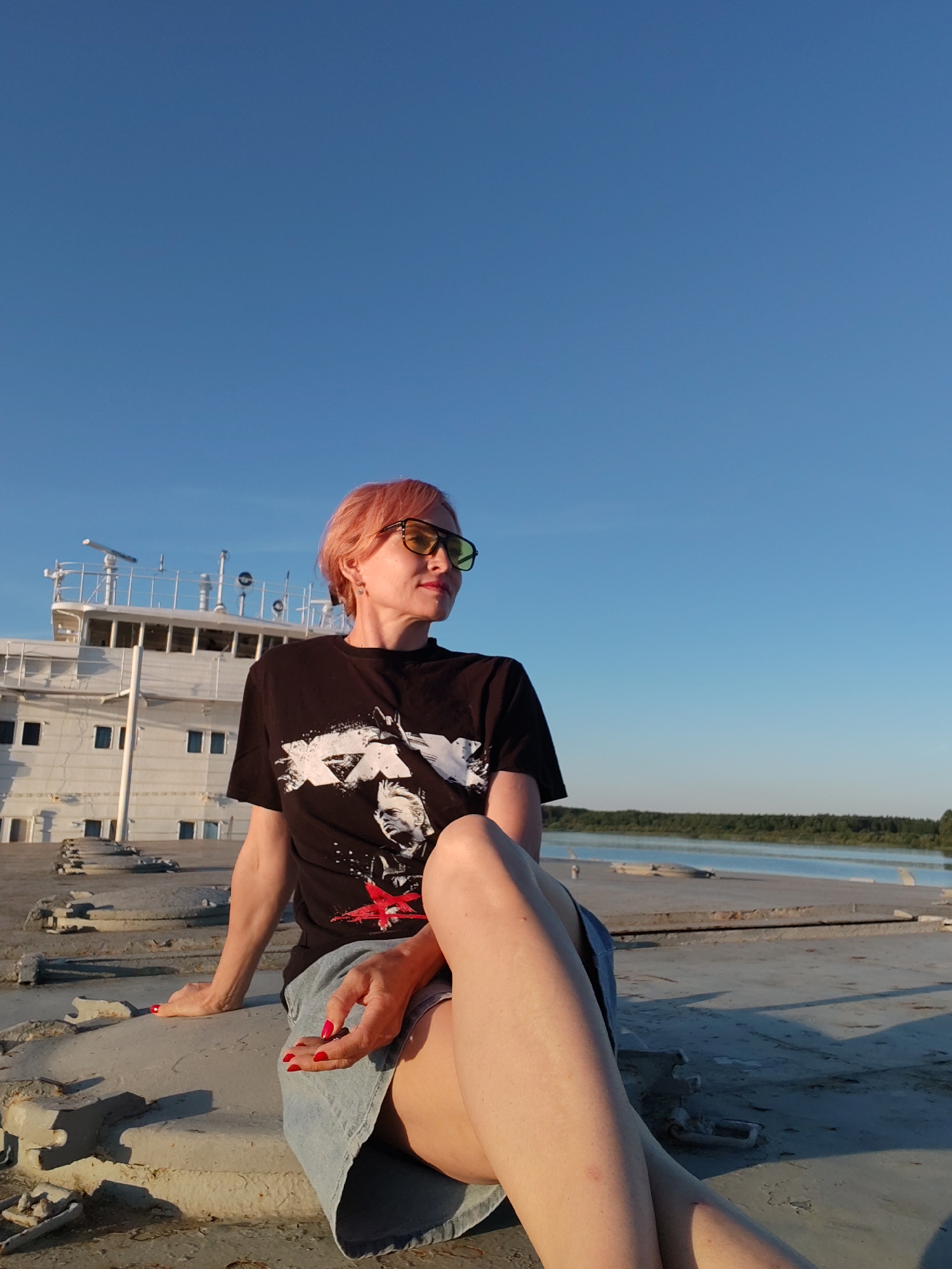 Selfie session in rural Russia, pink hair and summer vibes