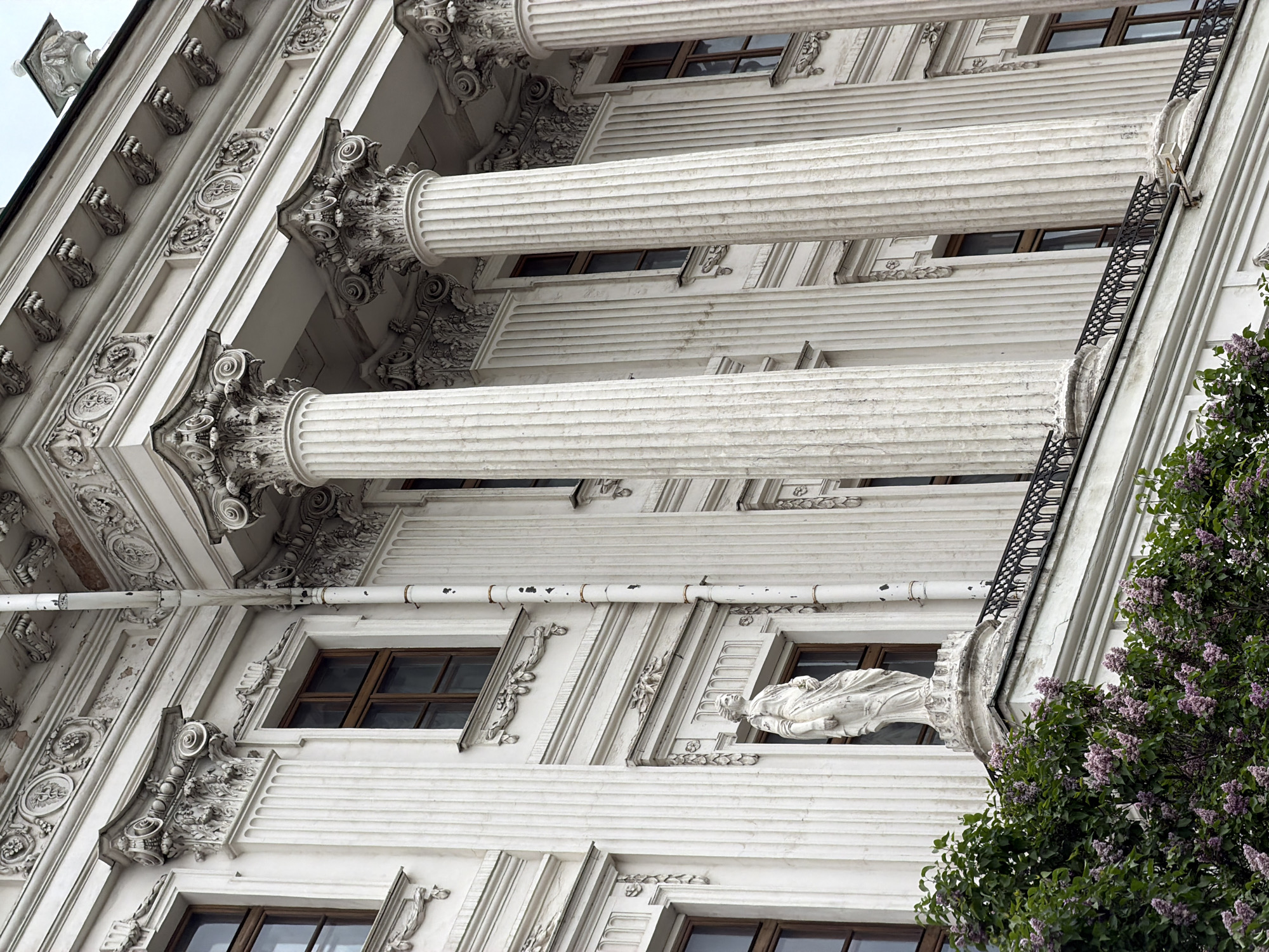 Witness documents Moscow's classical architecture and Patriarch Hermogenes statue