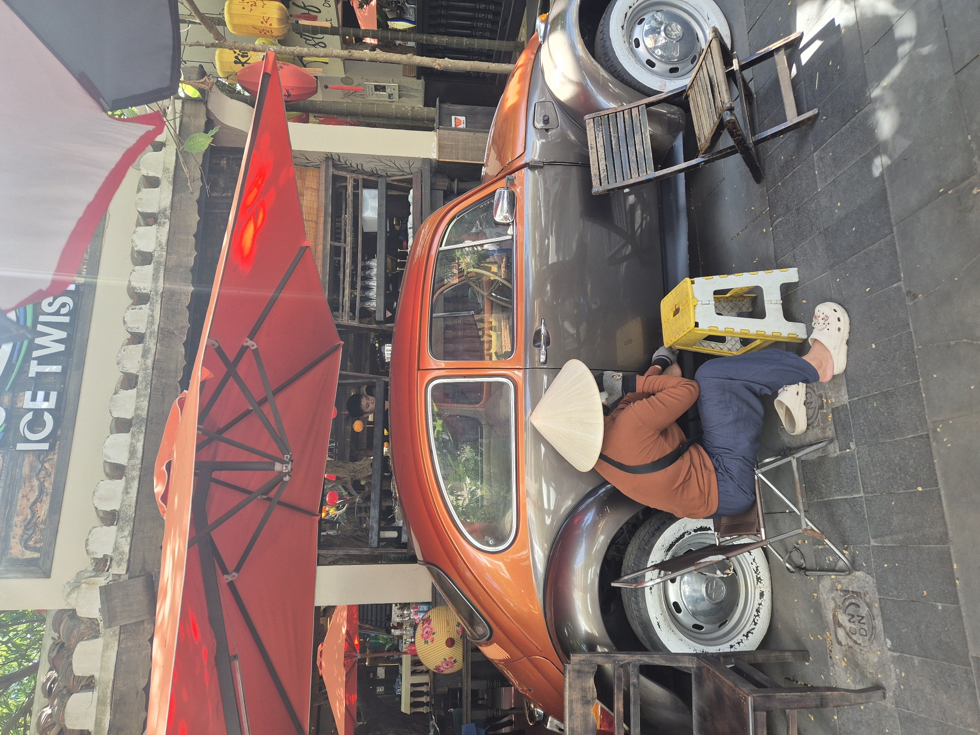Vintage vehicles and street life in Đà Nẵng's old quarter