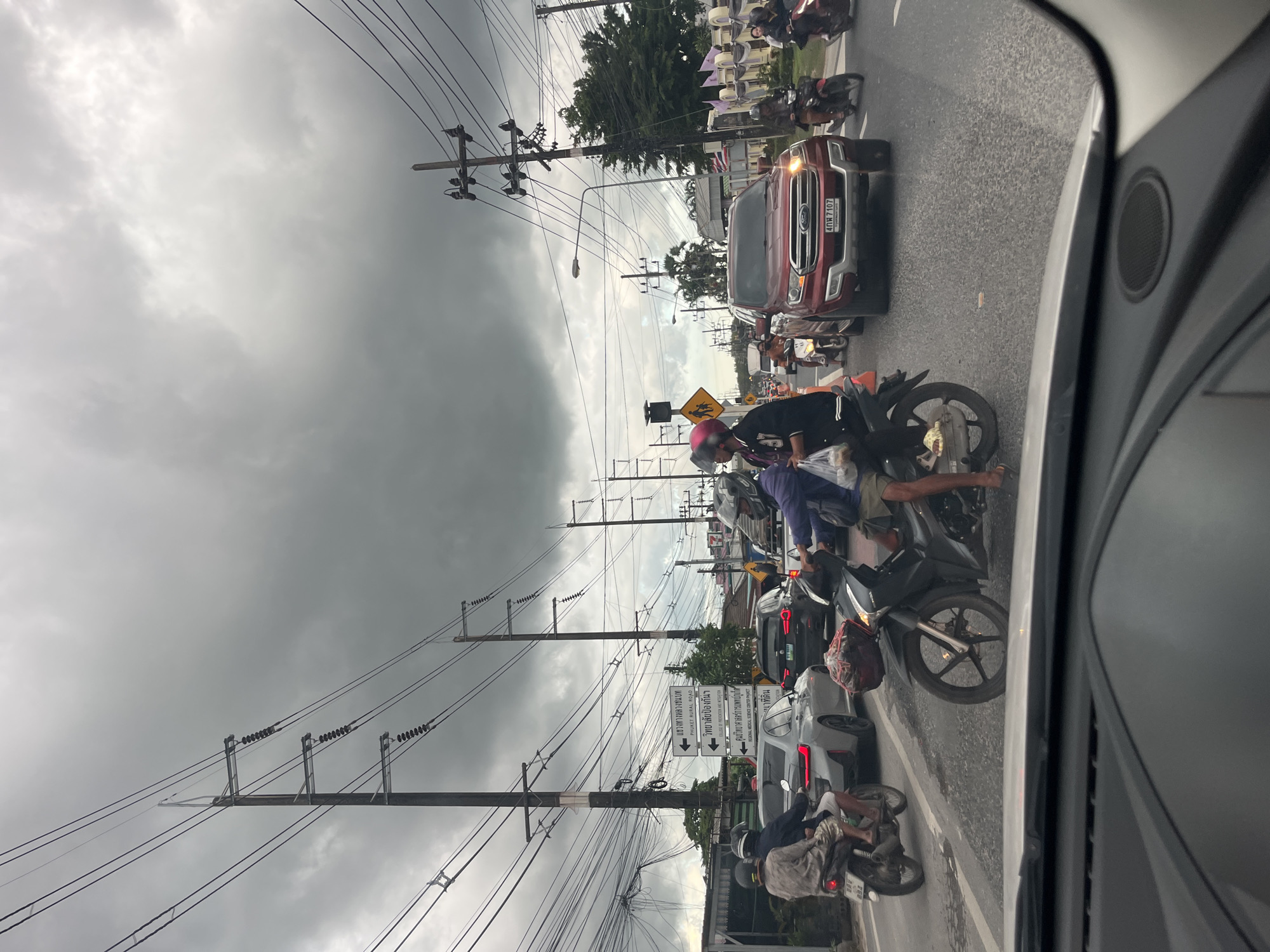 Traffic jam clogs Si Sunthon road under threatening skies