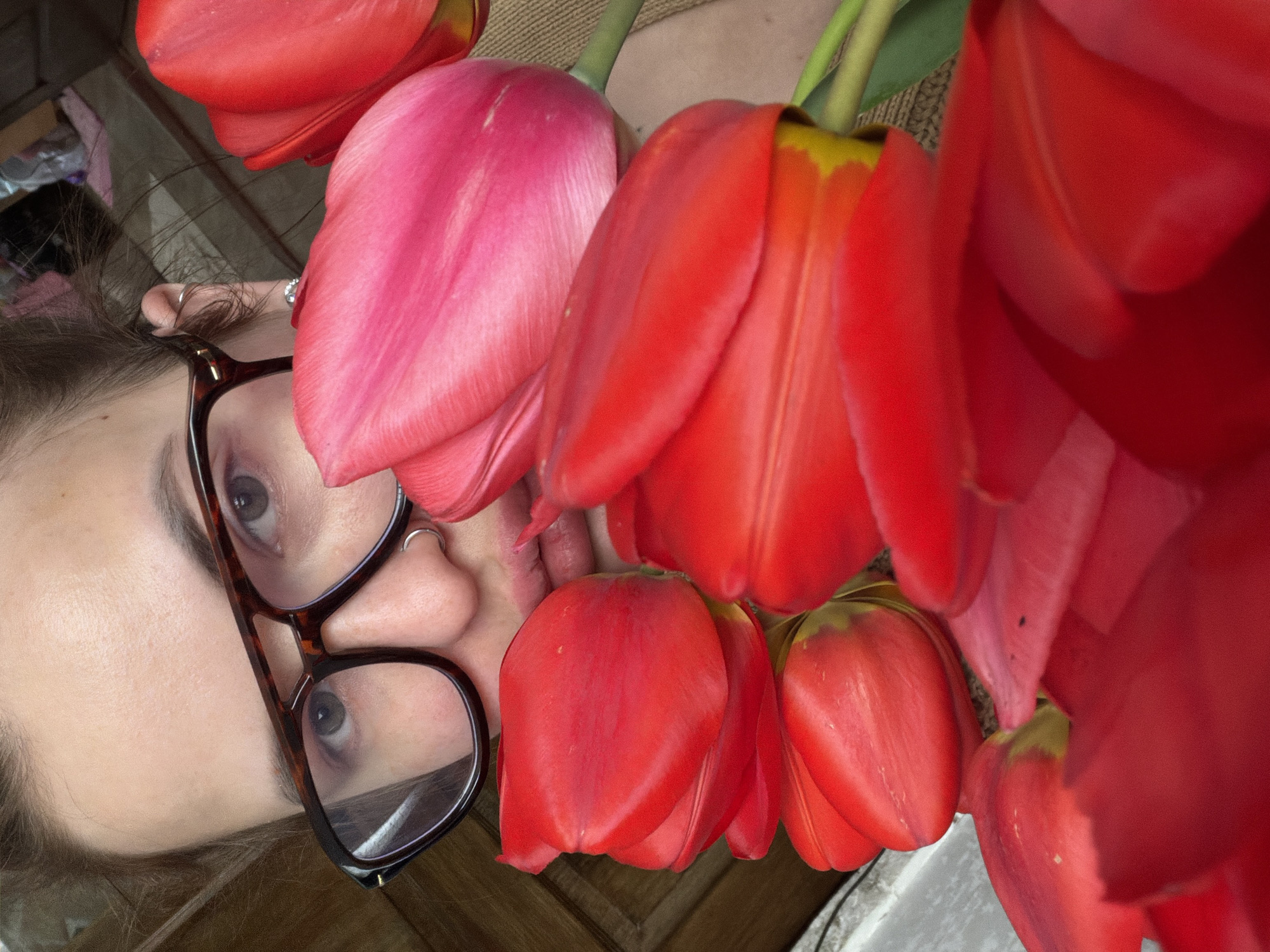 Person with tulips and phone spotted in Novopokrovskaya