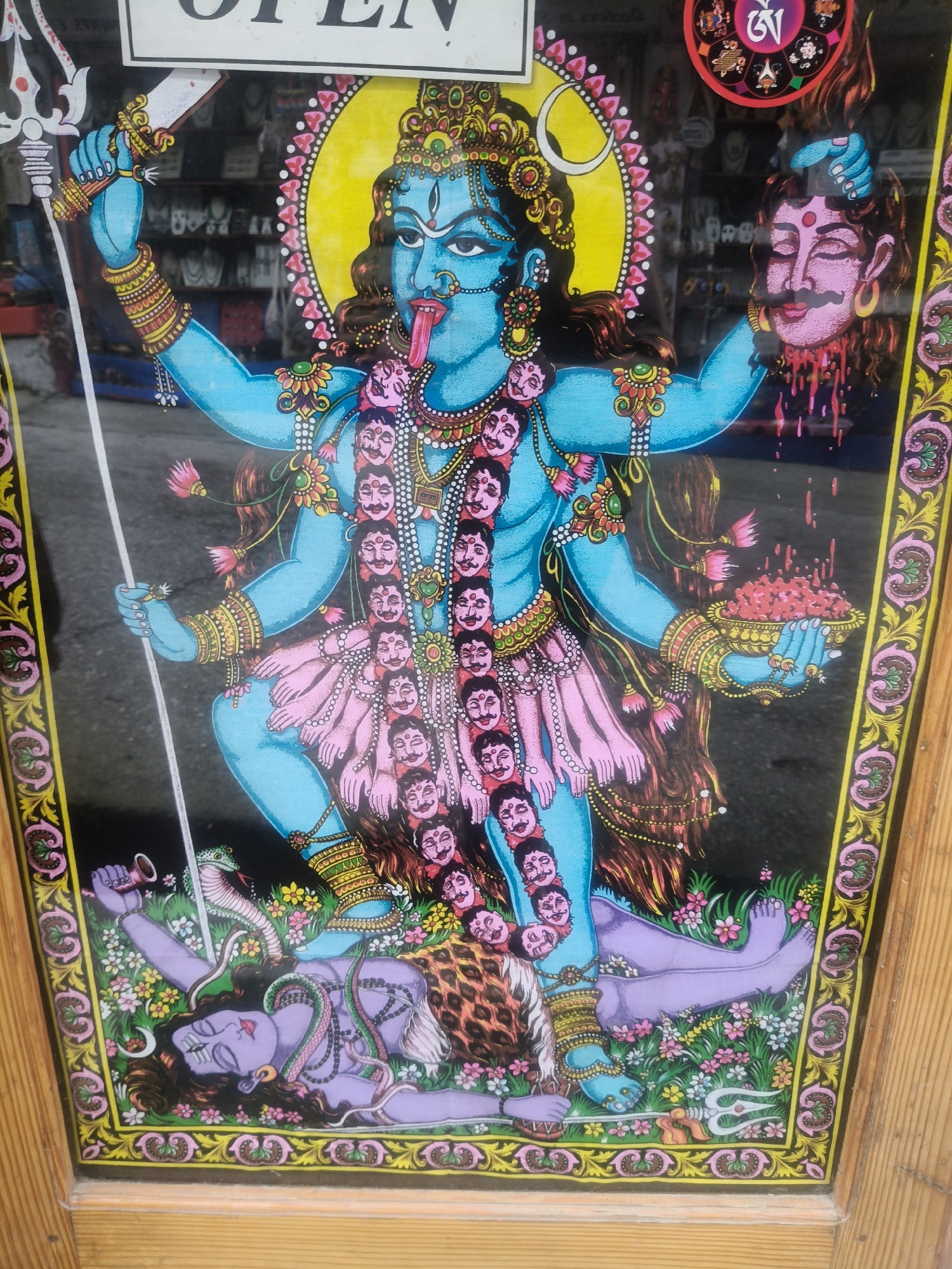 Street-level art, signage, and everyday scenes in Vashisht