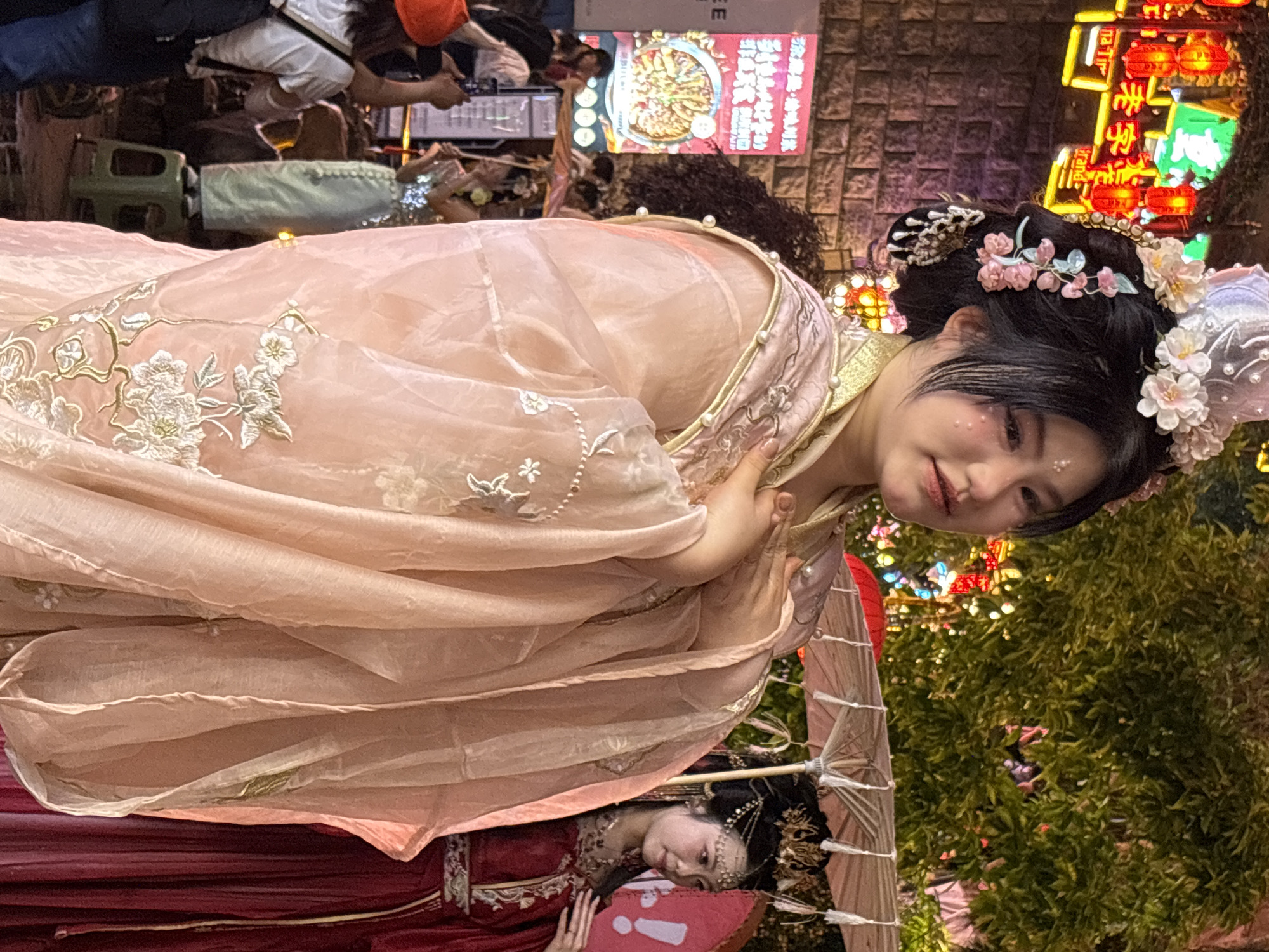 Traditional Chinese costume photography session draws crowds in Chongqing