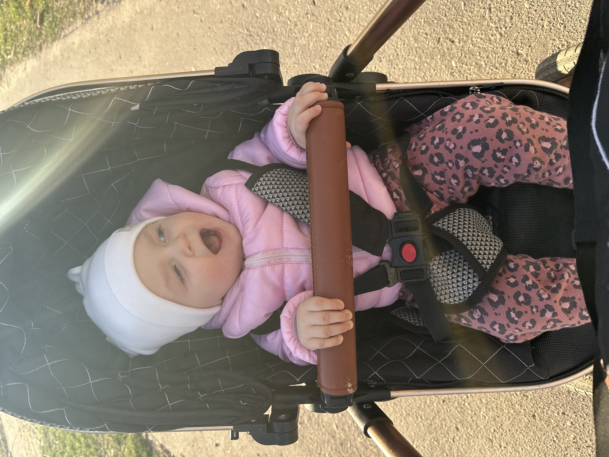 Spring afternoon walk through residential Vitsebsk captures everyday moments