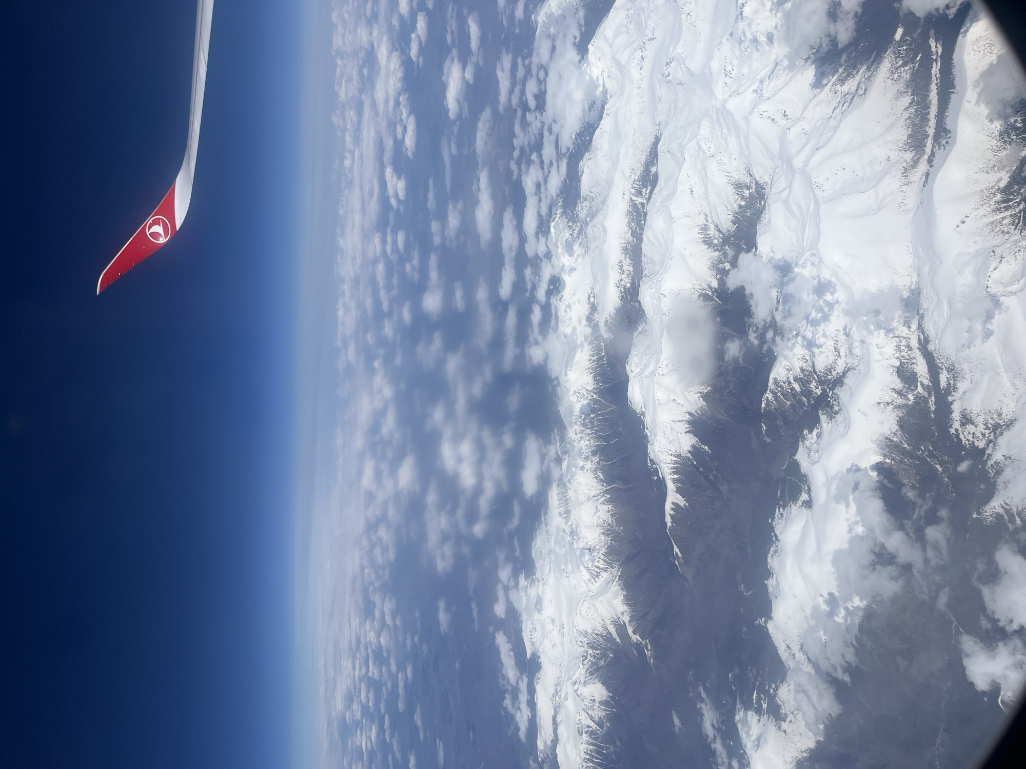 Turkish Airlines passenger photographs Earth's curvature from airplane window