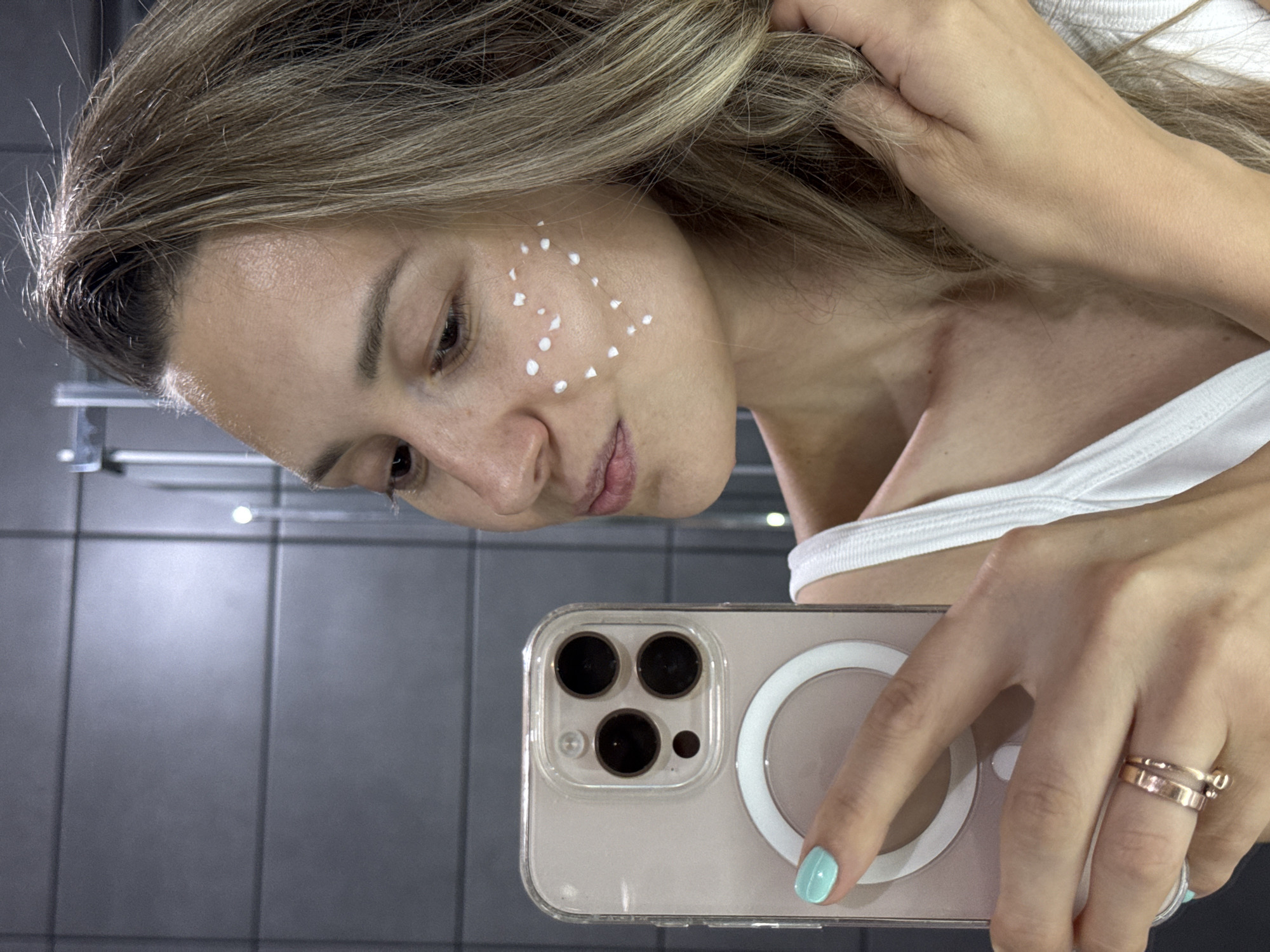 Casual selfie session with a heart-shaped cream detail, Chaikovsky