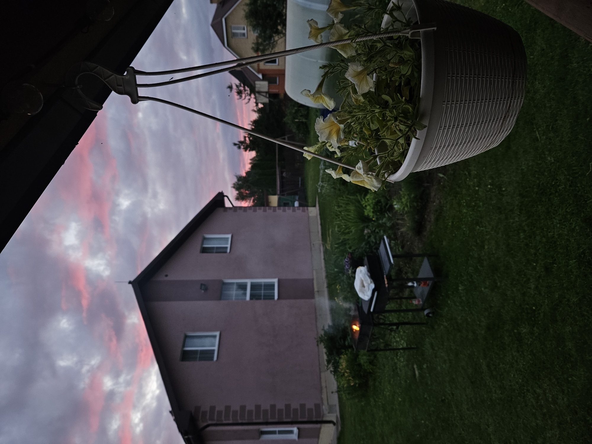 Dusk settles over a Gornye Moriny backyard garden