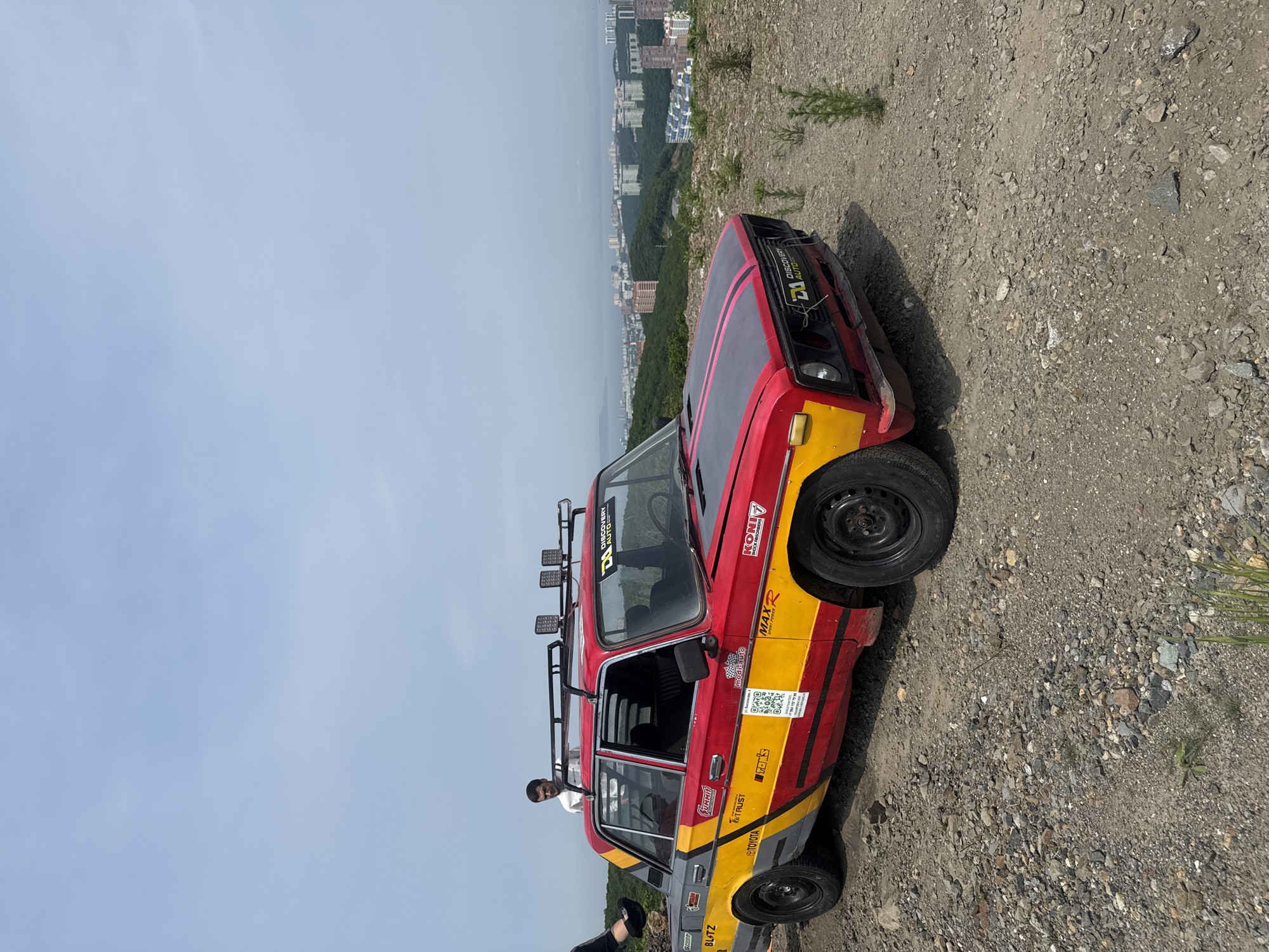 Modified Lada gathering draws crowd on Vladivostok overlook