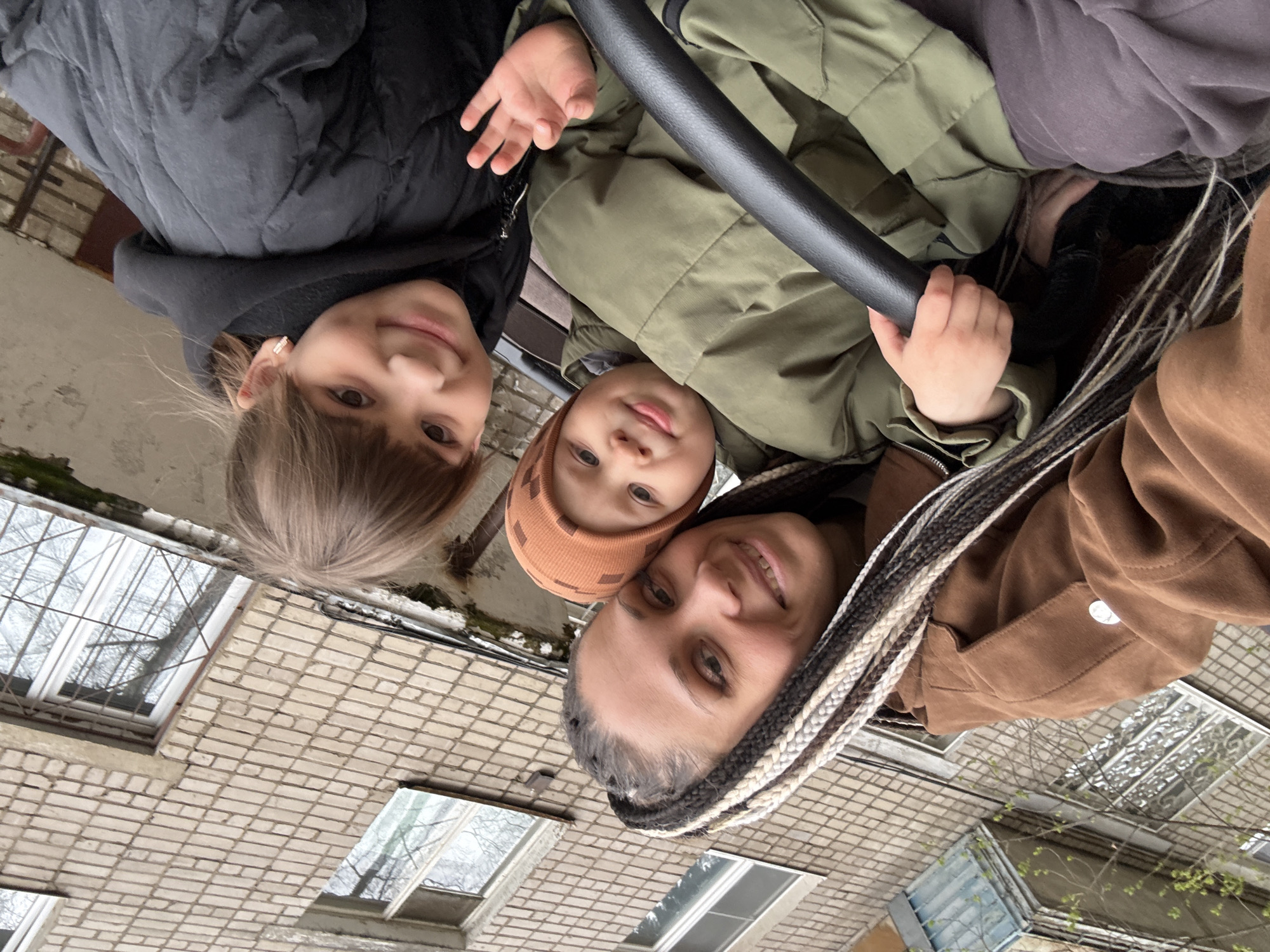 Family outing with children photographed in Rusanovo woods