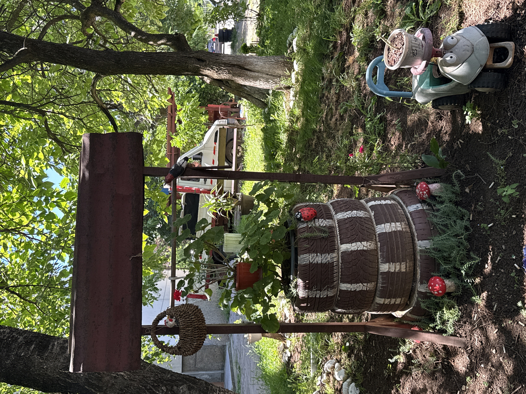 Coffee and Coke break in Vratsa courtyard garden