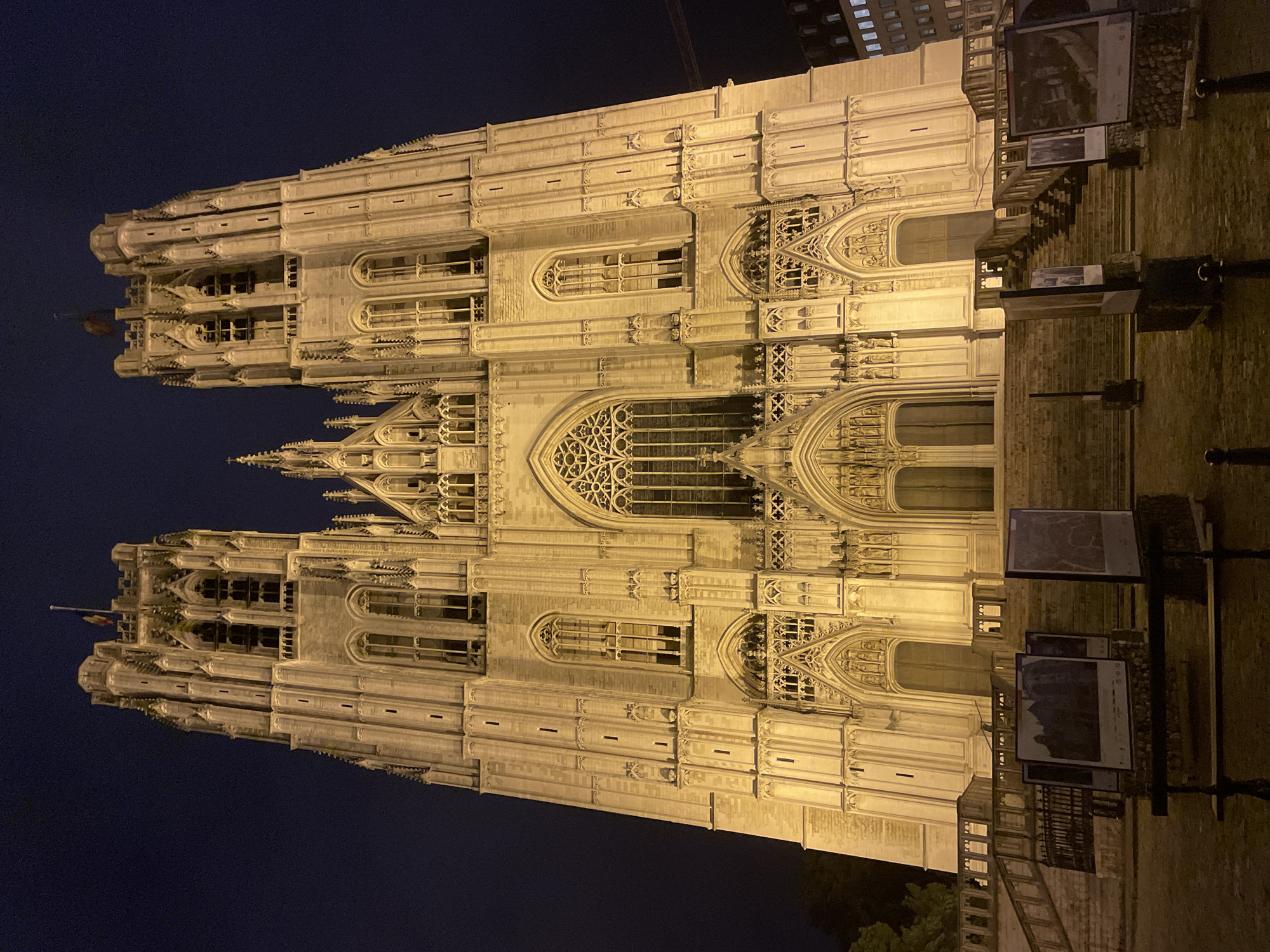 Evening stroll captures illuminated Brussels landmarks and cultural scenes