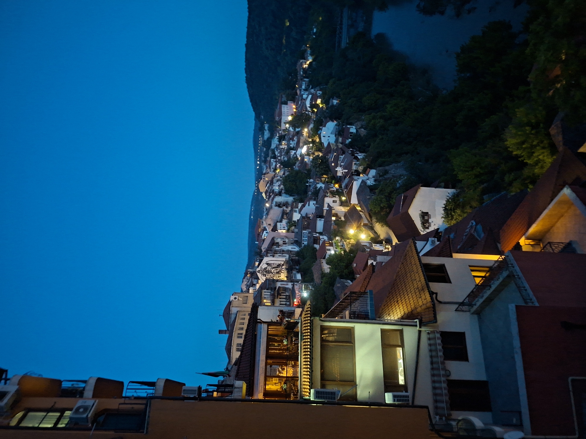 Evening cityscape observations and vehicle sightings recorded across hillside location