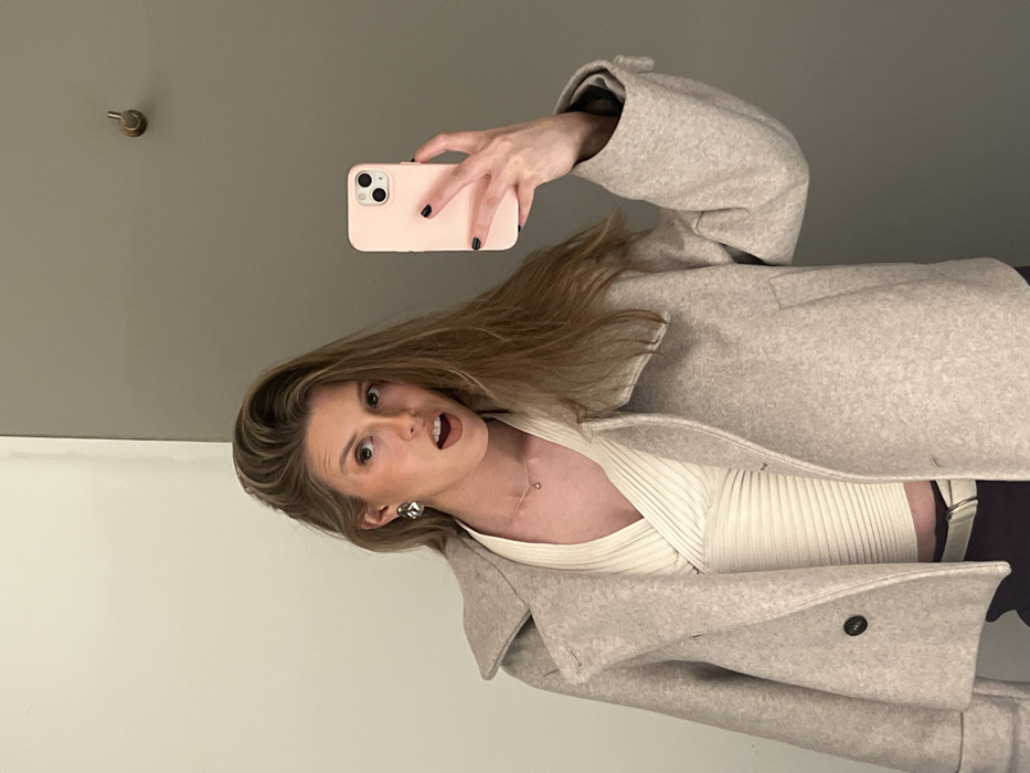 Woman takes multiple selfies in Mexico City elevator