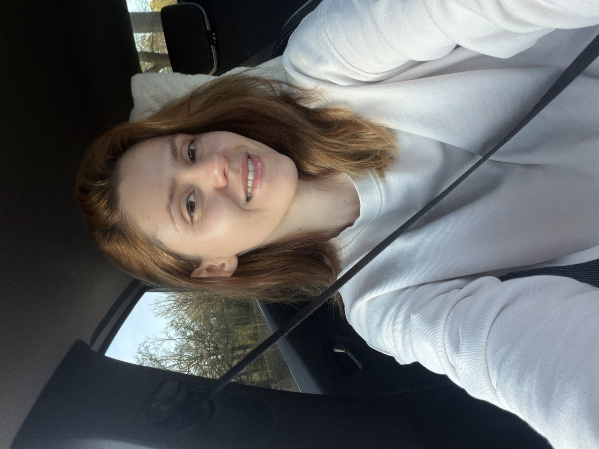 Woman in white sweatshirt observed in vehicle near Vaassen