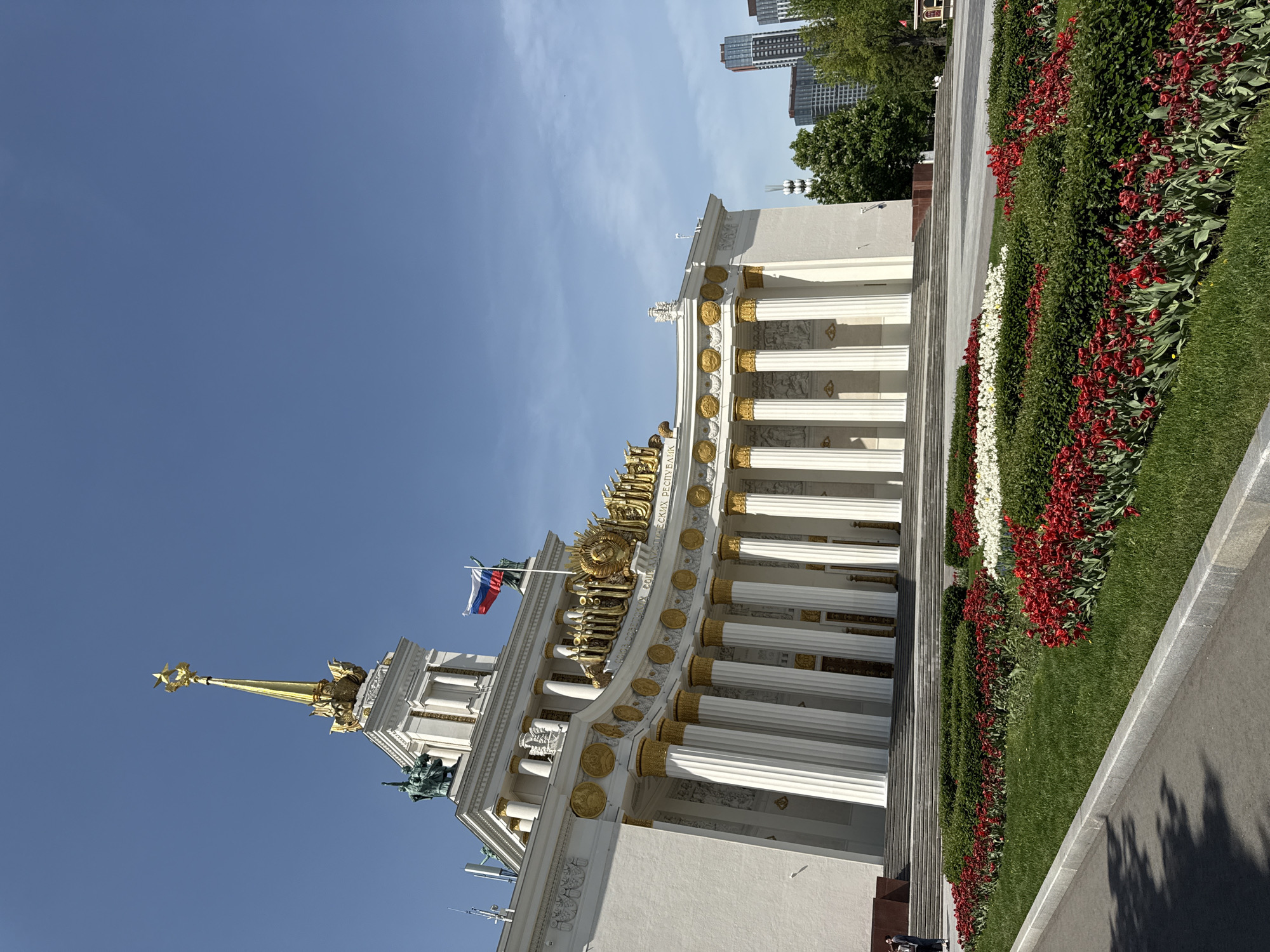 Tourist documents spring visit to Moscow's VDNKh exhibition park