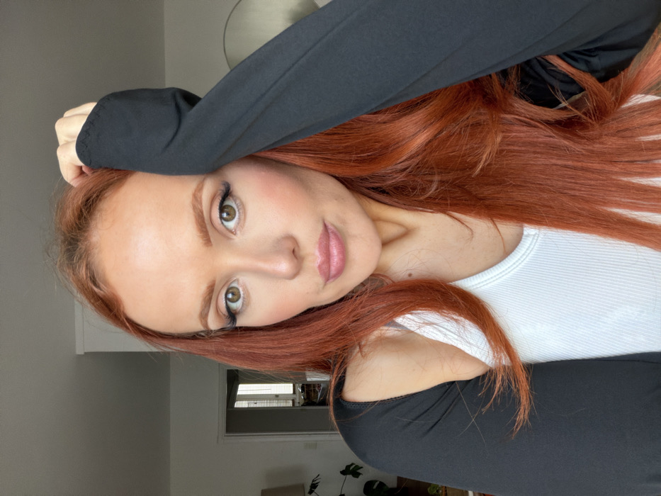 Woman documents selfie session in Paris residence over 90 minutes