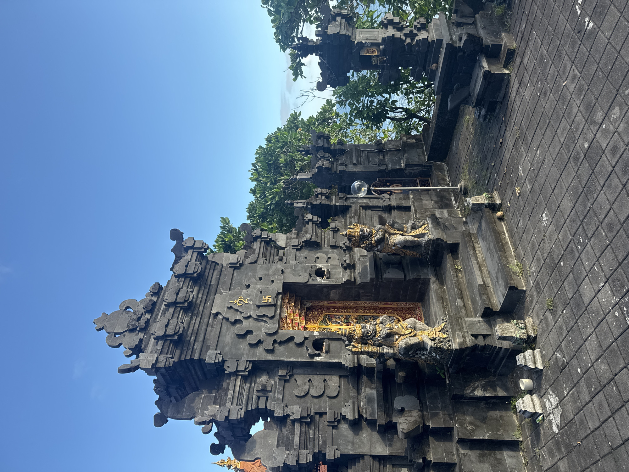 Morning coastal scenes documented around Kediri temple area