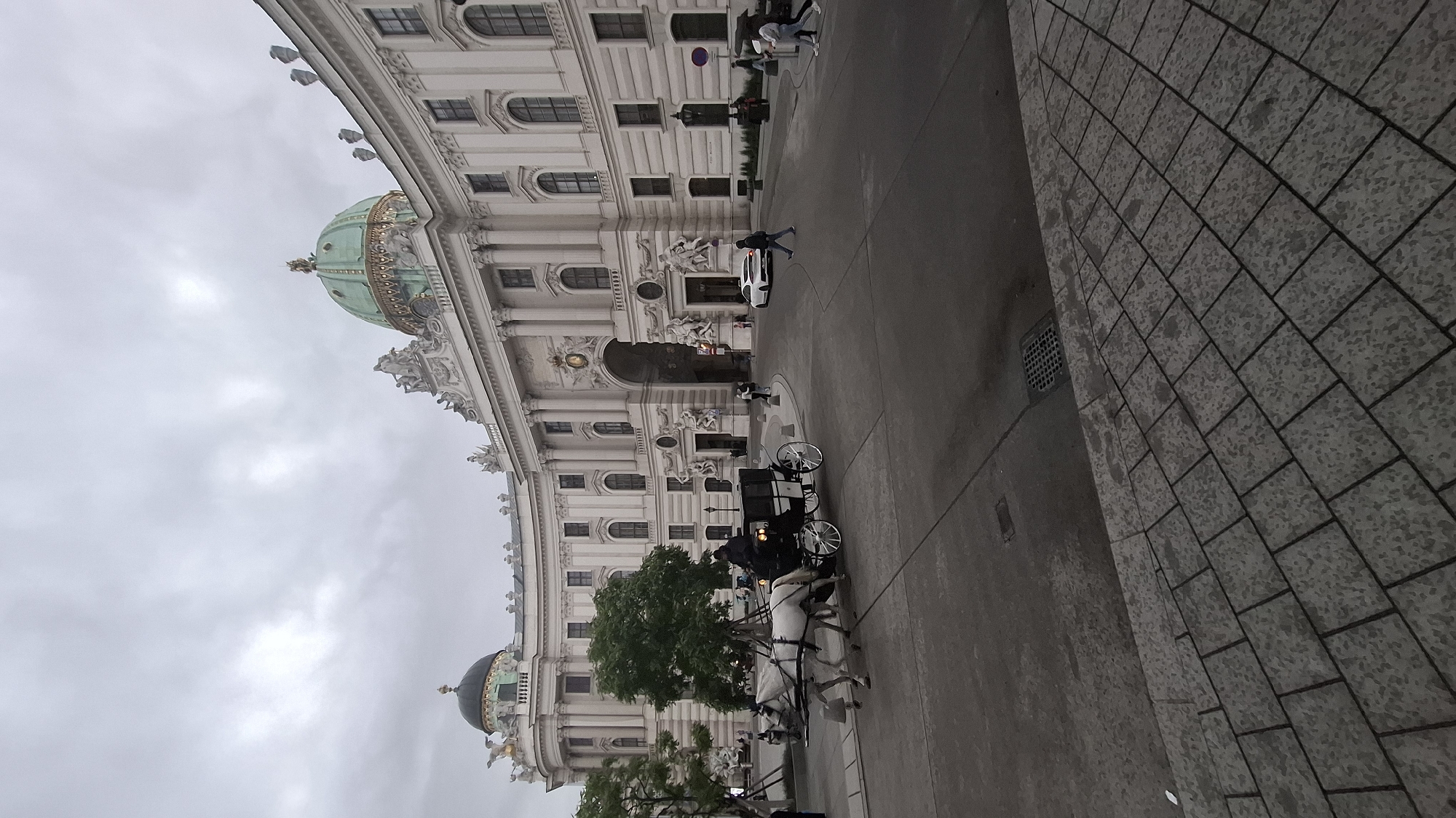 Horse-drawn carriage tours continue near Vienna's Hofburg Palace