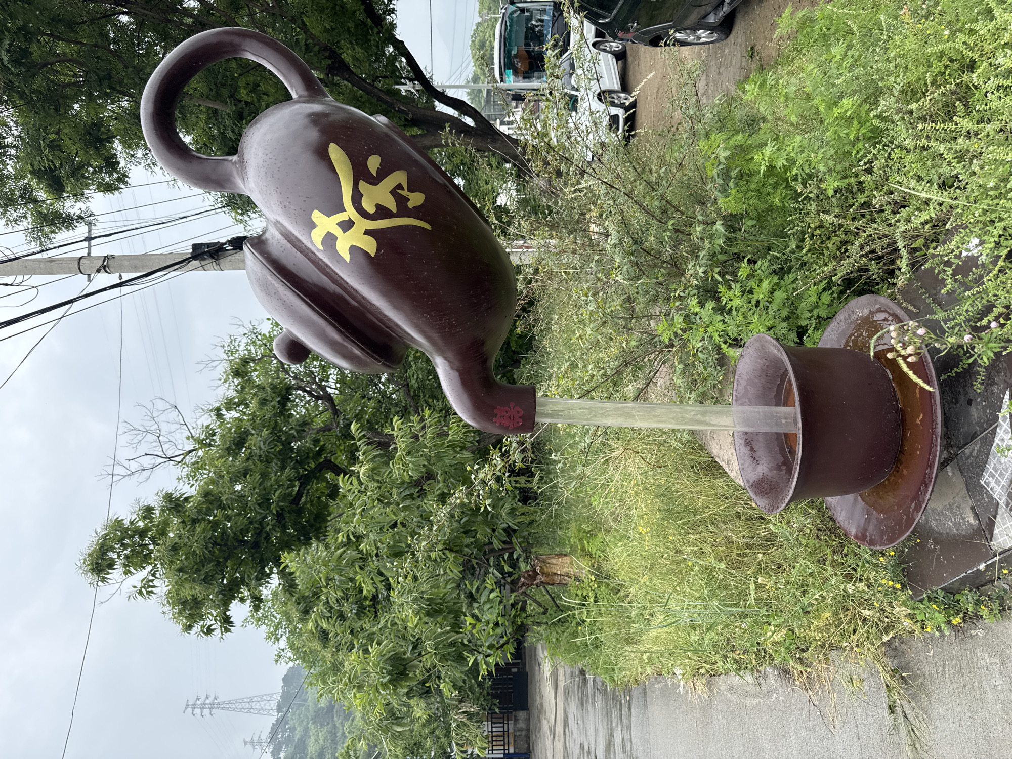 Teapot fountain spotted on Huairou District roadside