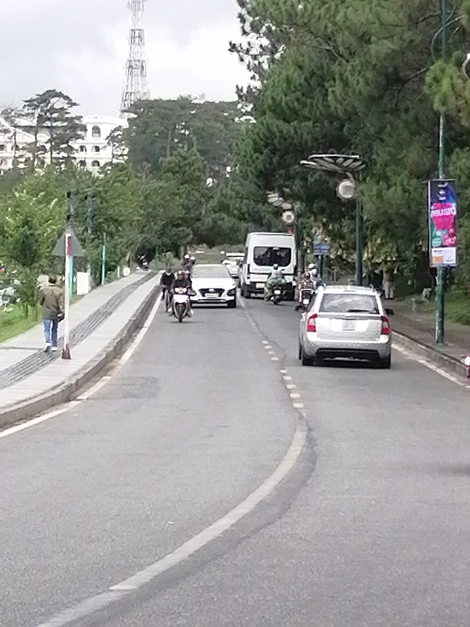 Daily life unfolds in Da Lat during rainy morning