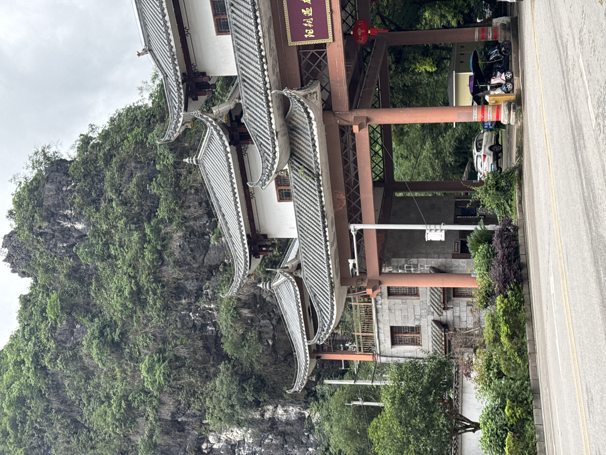 Routine street scenes documented in Guilin, China tourist area