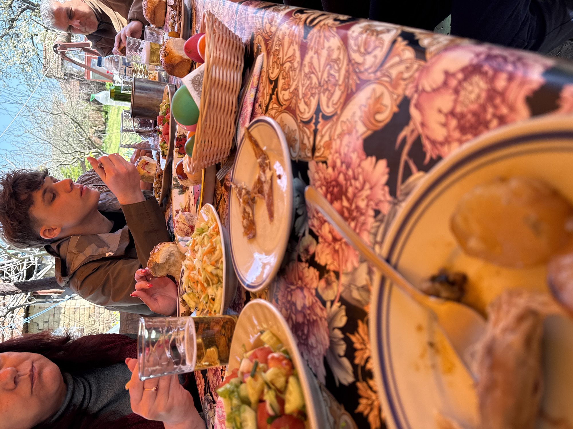 Outdoor dining gathering observed in Banitsa, Bulgaria