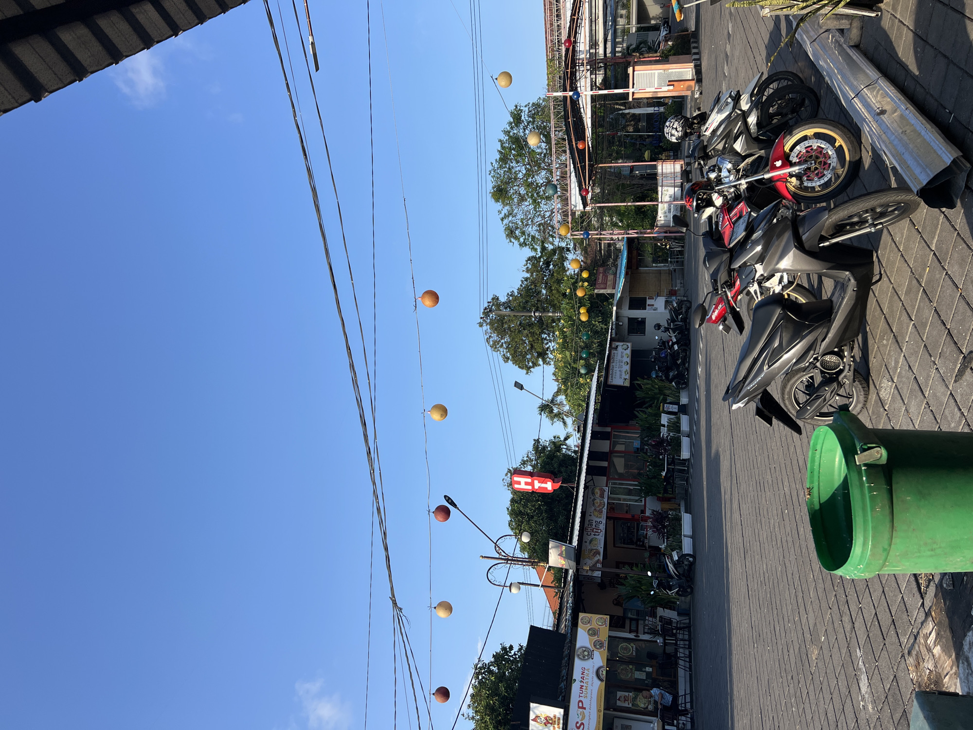 Morning traffic and street scenes along a Kuta commercial road