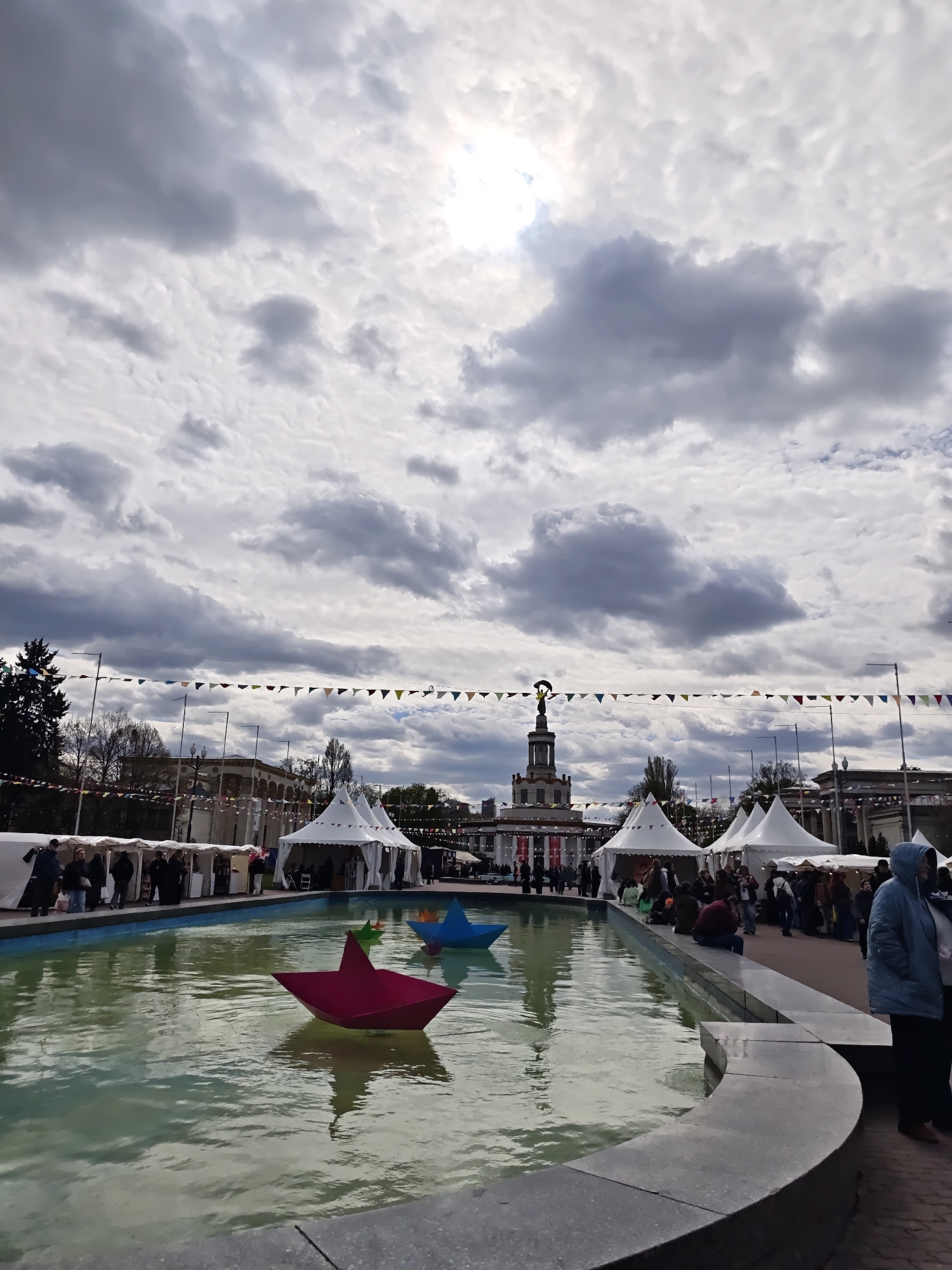 Spring market draws crowds to Kyiv's VDNH exhibition center