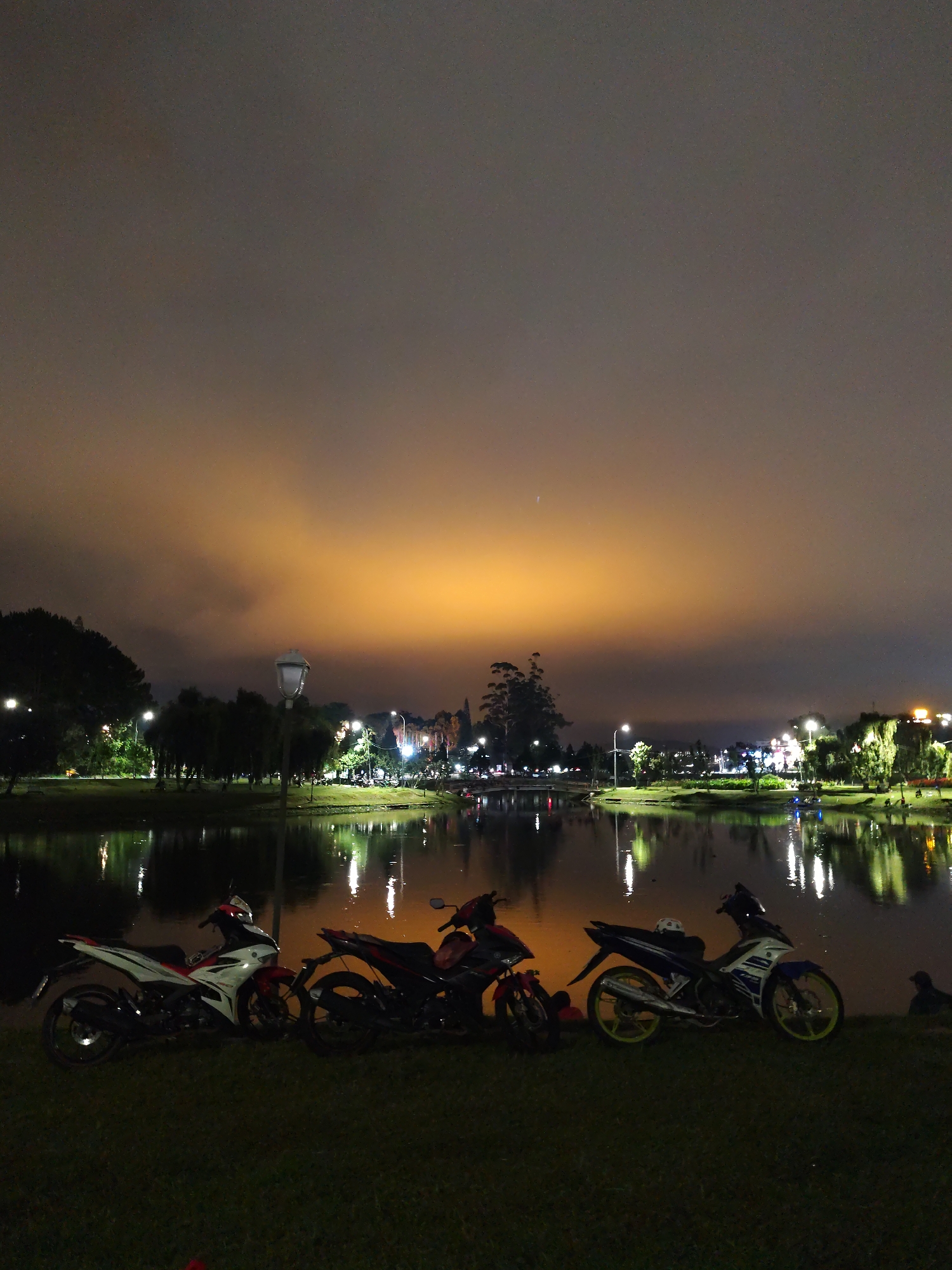 Peaceful evening scenes documented around Da Lat's Xuan Huong Lake