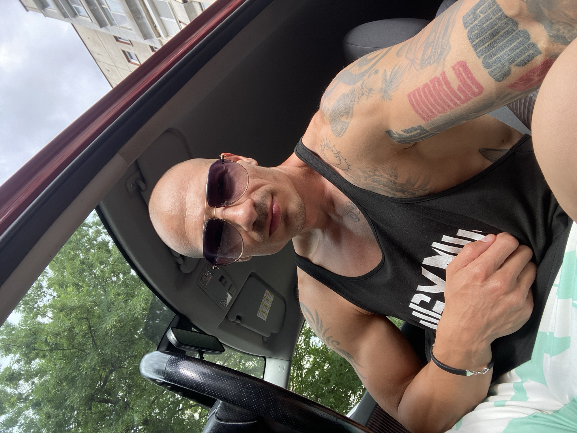 Afternoon selfies in Pleven with car sunroof open
