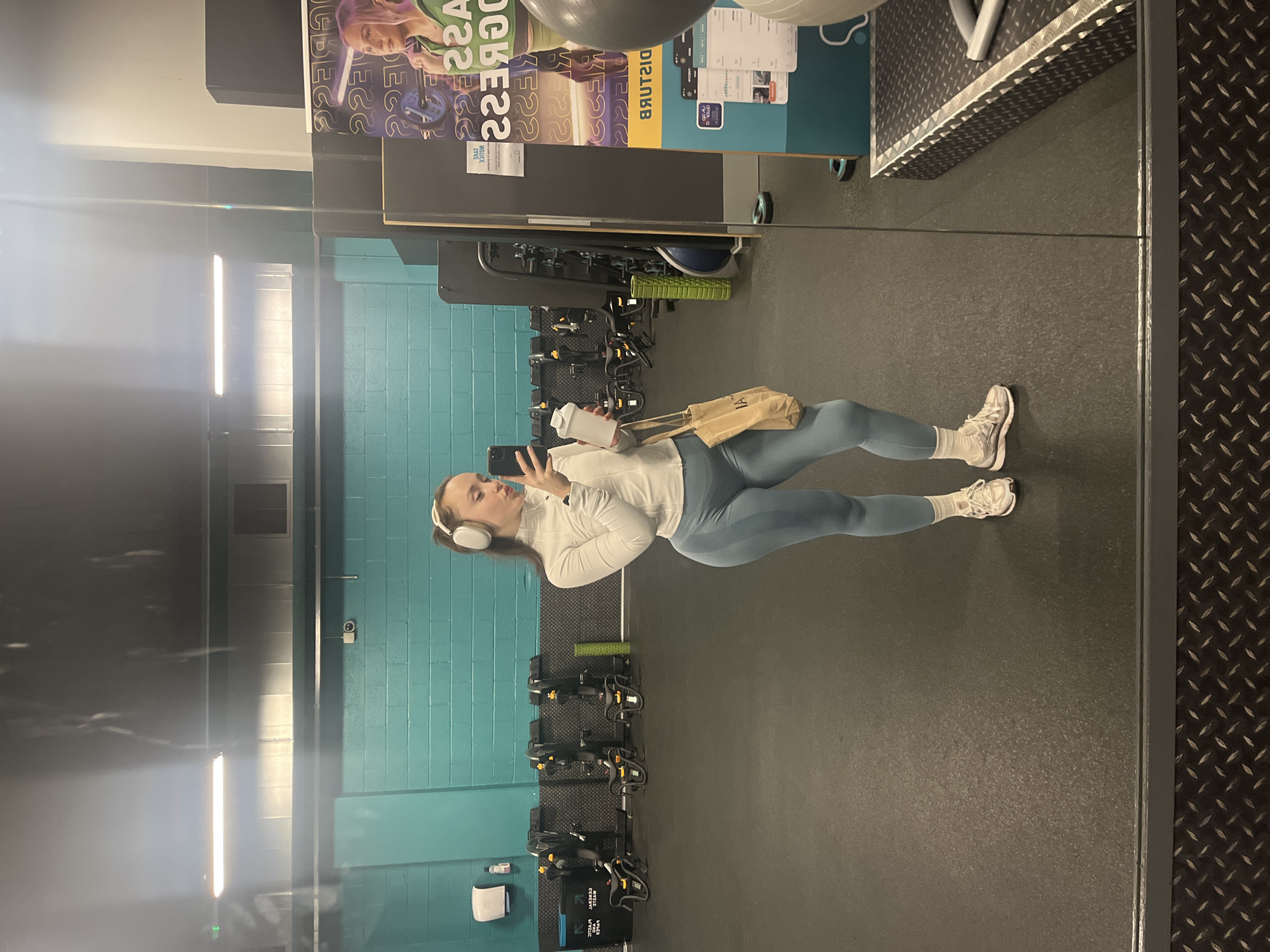 Gym-goer takes mirror selfie during workout session in London