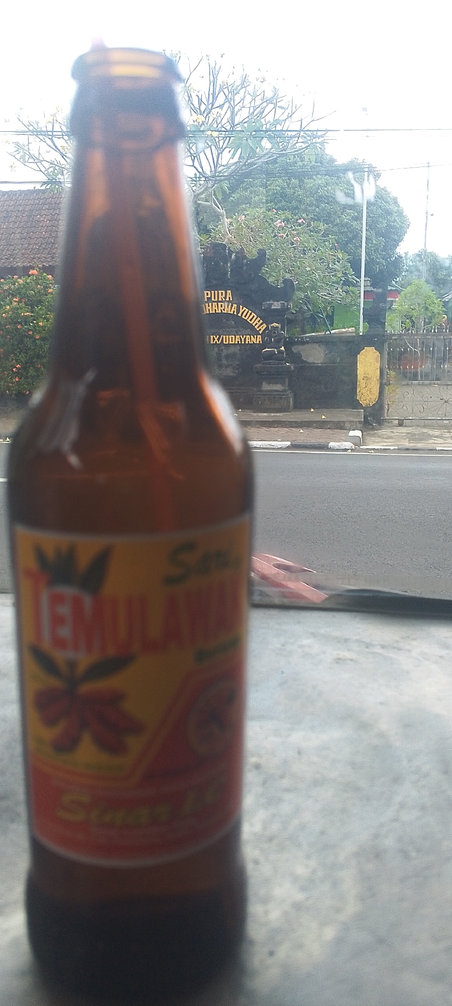 Everyday objects and street life at a Kediri roadside stop
