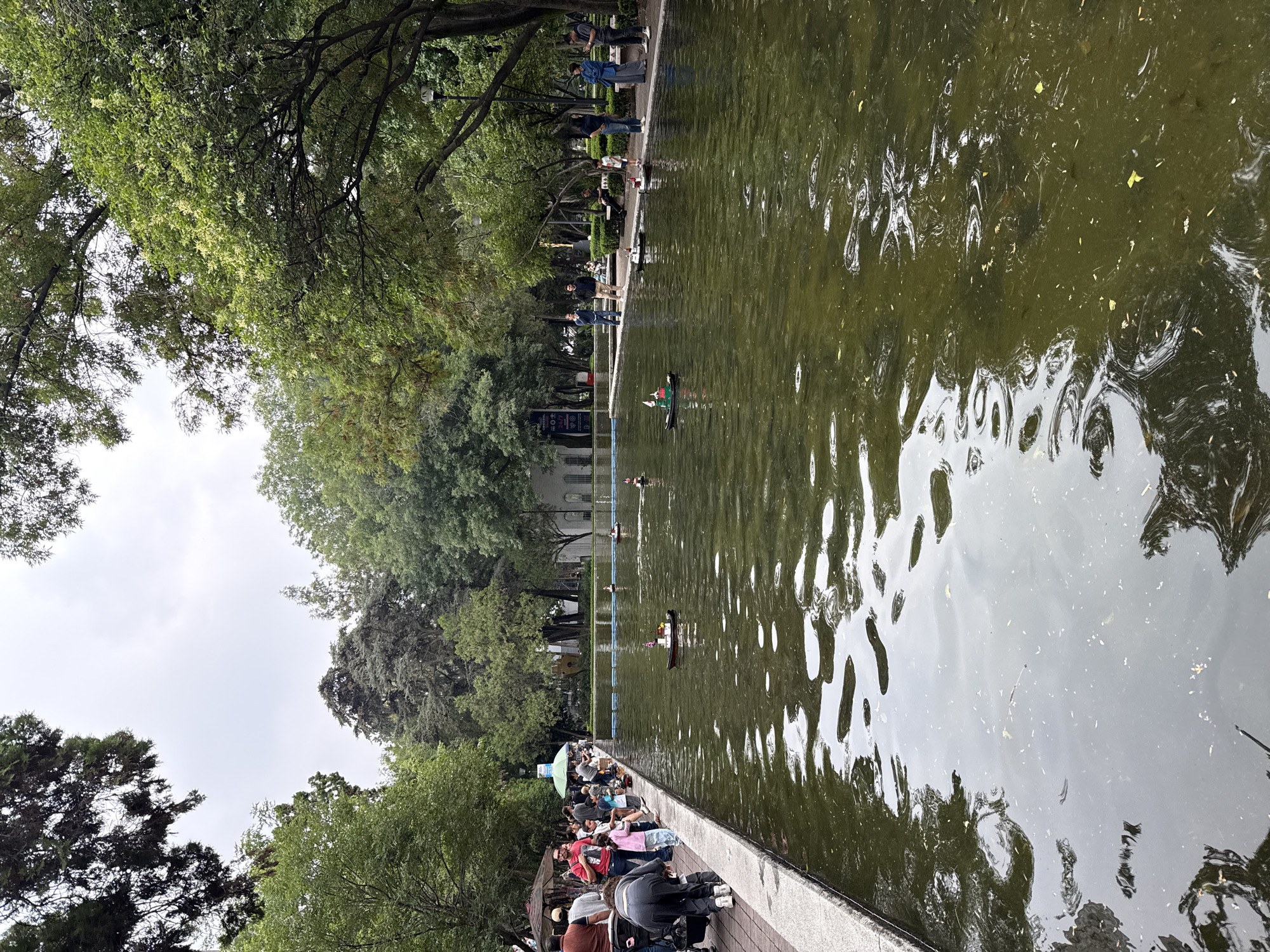 Evening leisure activities documented across Mexico City neighborhoods