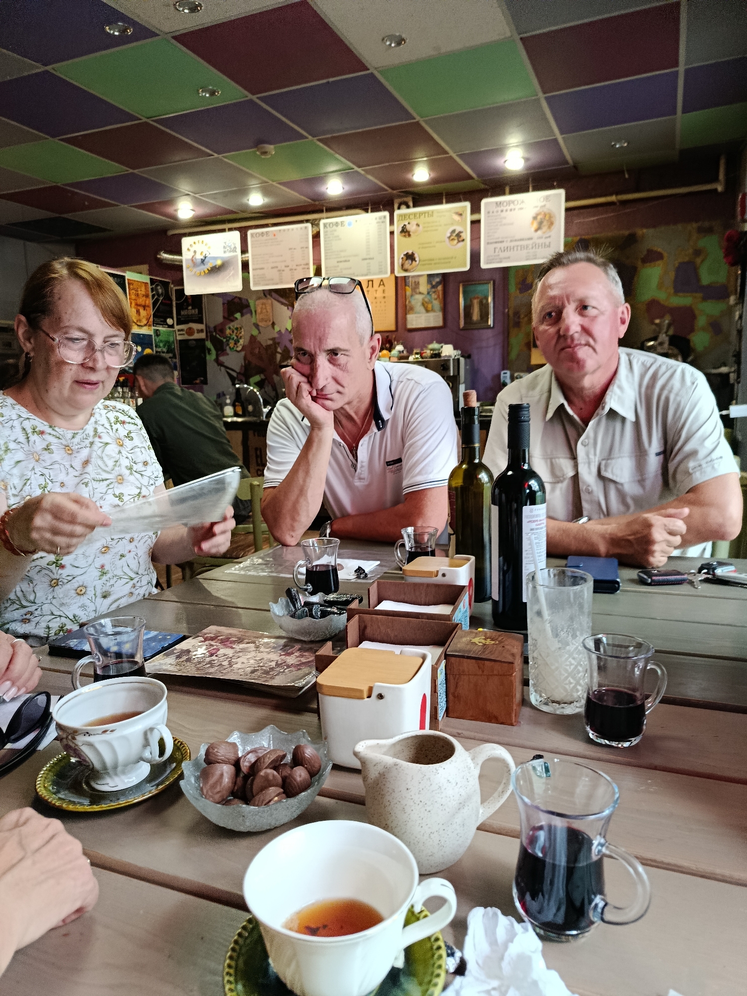 Afternoon cafe meetup in Saratov ends with live guitar